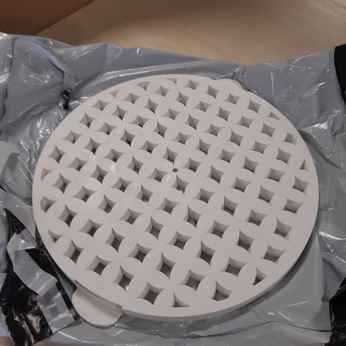 251698 - DECORA Raft për torta Arabesque Crostata prej plastike, Ø 30 cm, prodhuar në Itali, Dizajn i patentuar, i bardhë