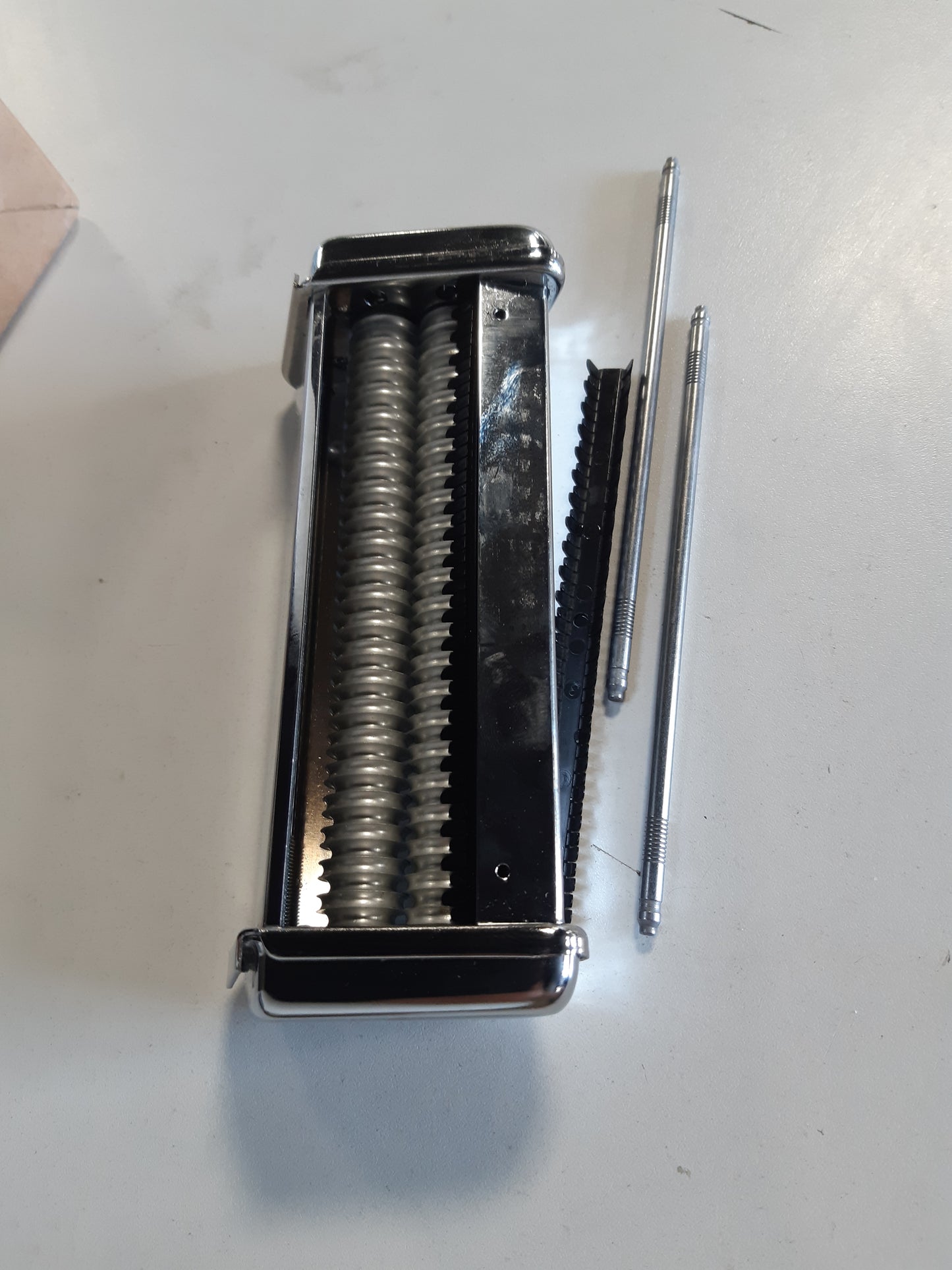255448 - MARCATO Pajisje shtesë për makinën e prerjes së makaronave për Bigoli, prerje e rrumbullakët 3.5 mm, çelik i kromuar, prodhuar në Itali, kompatibile me Atlas 150 dhe motorin Atlas, aksesor kuzhine për prerësin e makaronave