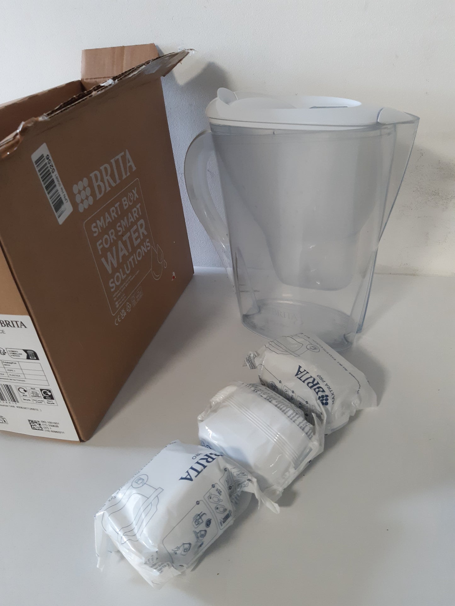 251306 - BRITA Marella Enë filtri për ujë të bardhë (2.4L) me 3 fishekë MAXTRA PRO, redukton PFAS, gëlqeren, klorin, papastërti dhe metale, me tregues kohe, paketim ekologjik.