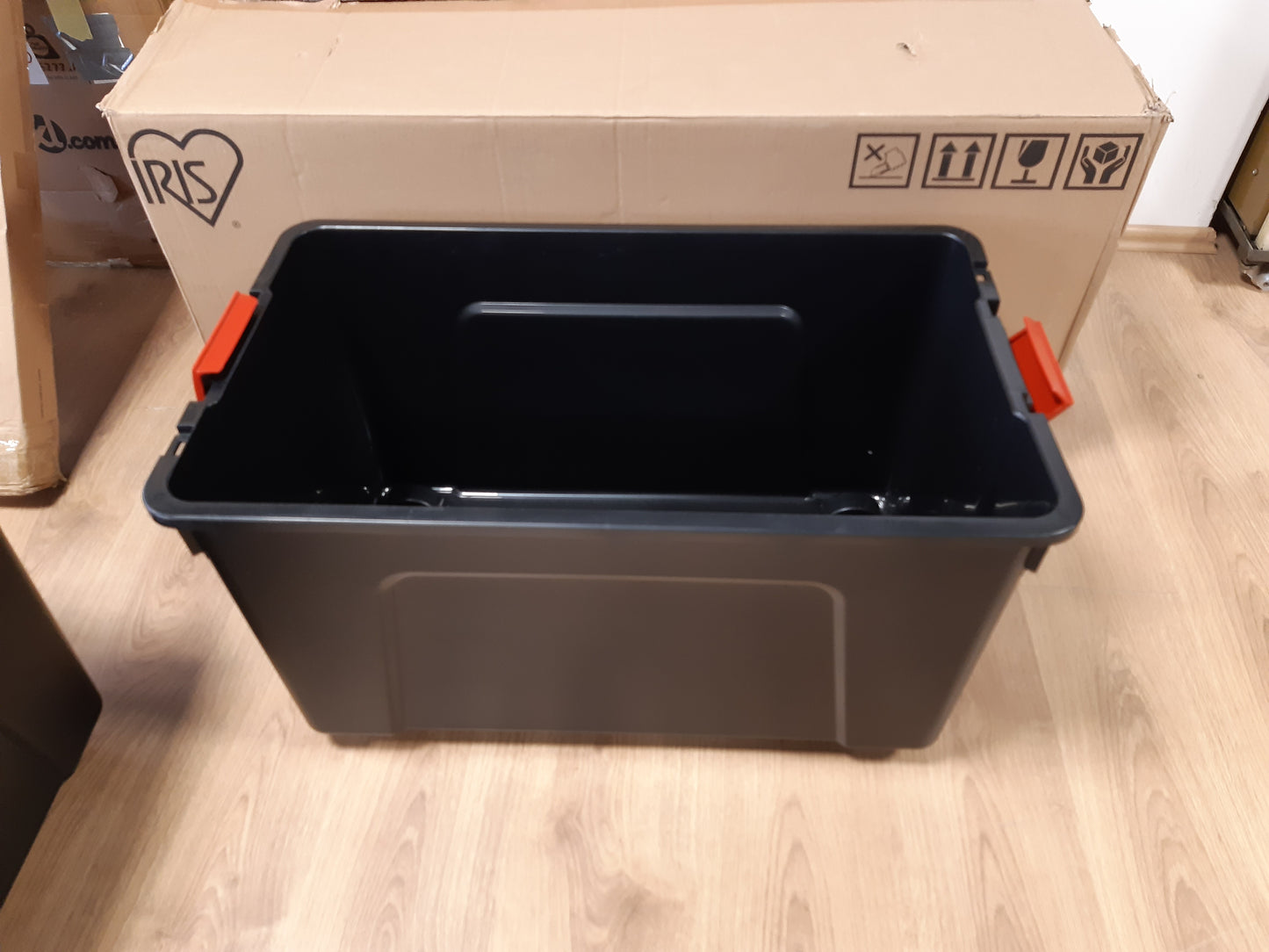 208112 - IRIS OHYAMA Kuti Plastike Ruajtjeje 110L me Kapak dhe Kapëse Mbyllëse, Set prej 2, I Palosshëm, Rrota, Pa BPA, E Zezë, Përdorim për Papafingo, Hangar, Garazh - Modeli SIA-110