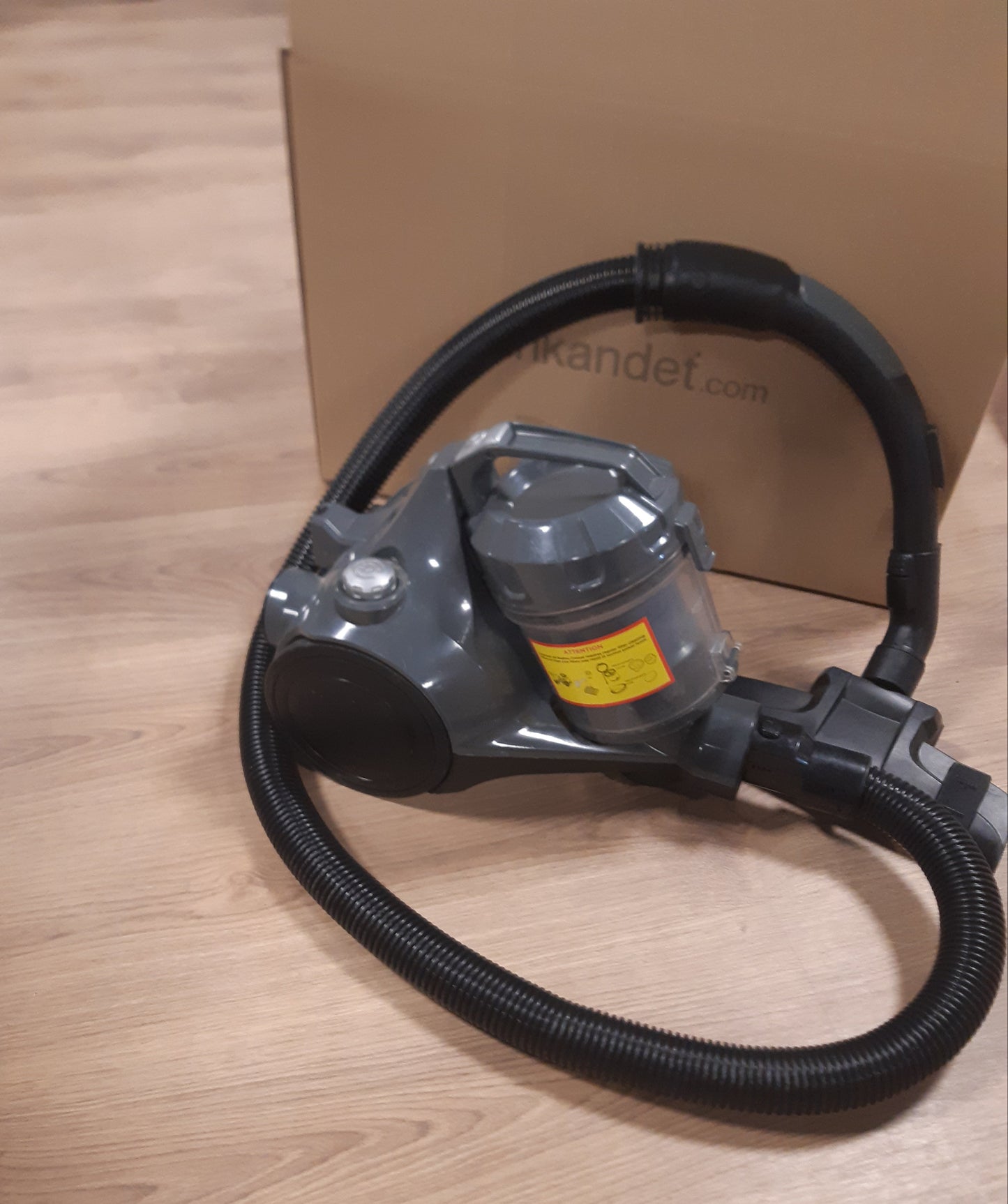 84383 - AMAZON BASICS Fshesë me korrent pa qese, 15KC-71EU4, cilindrike, 700W, kapacitet 1.5L, me filtrin HEPA, për dysheme dhe qilima të fortë, e zezë/blu