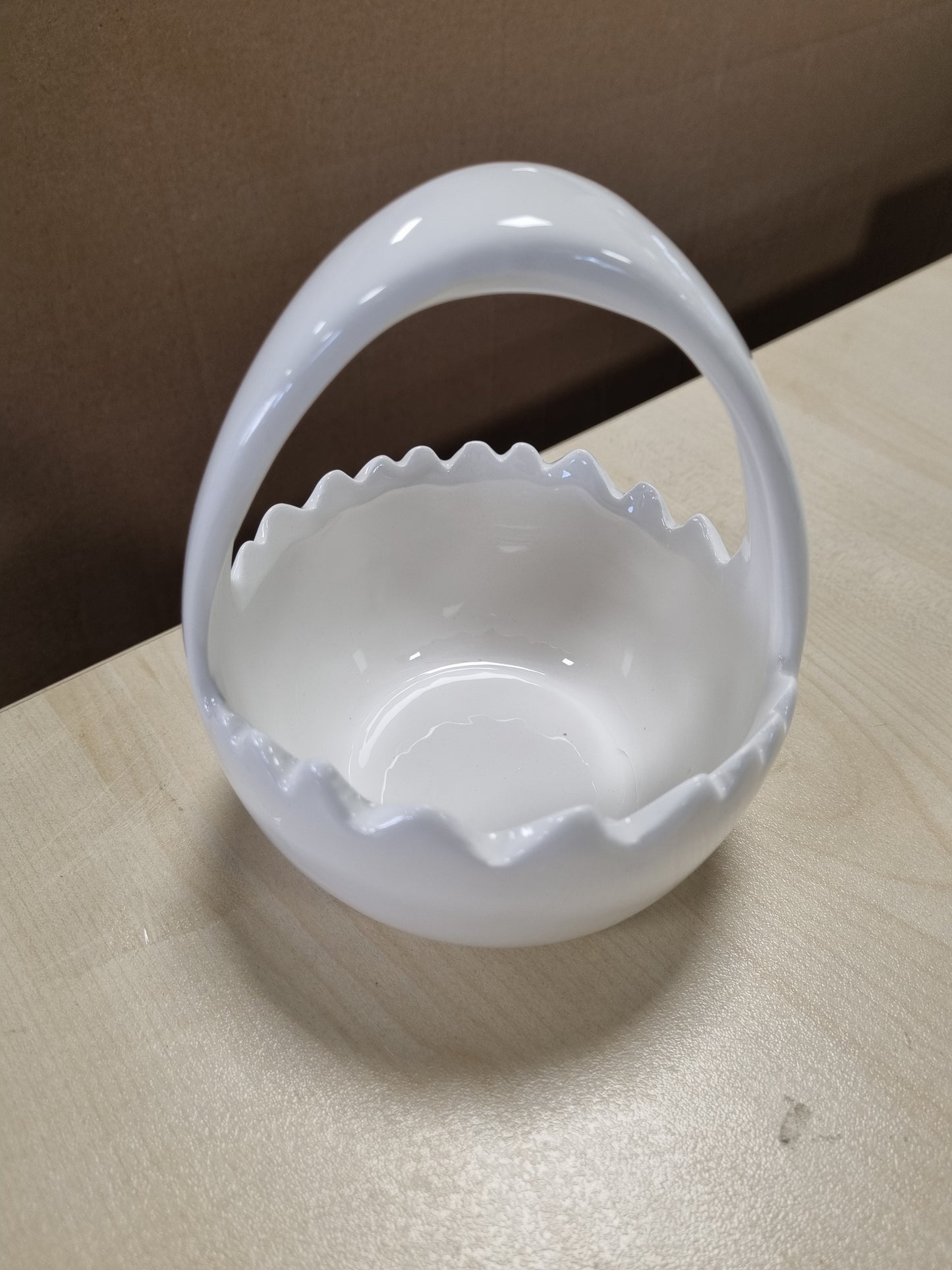 254232 - Ide me zemër - Shportë në formë lëvozhge veze, 15.2 cm e lartë, 12.1 cm e gjerë, 11.5 cm e thellë, e bardhë