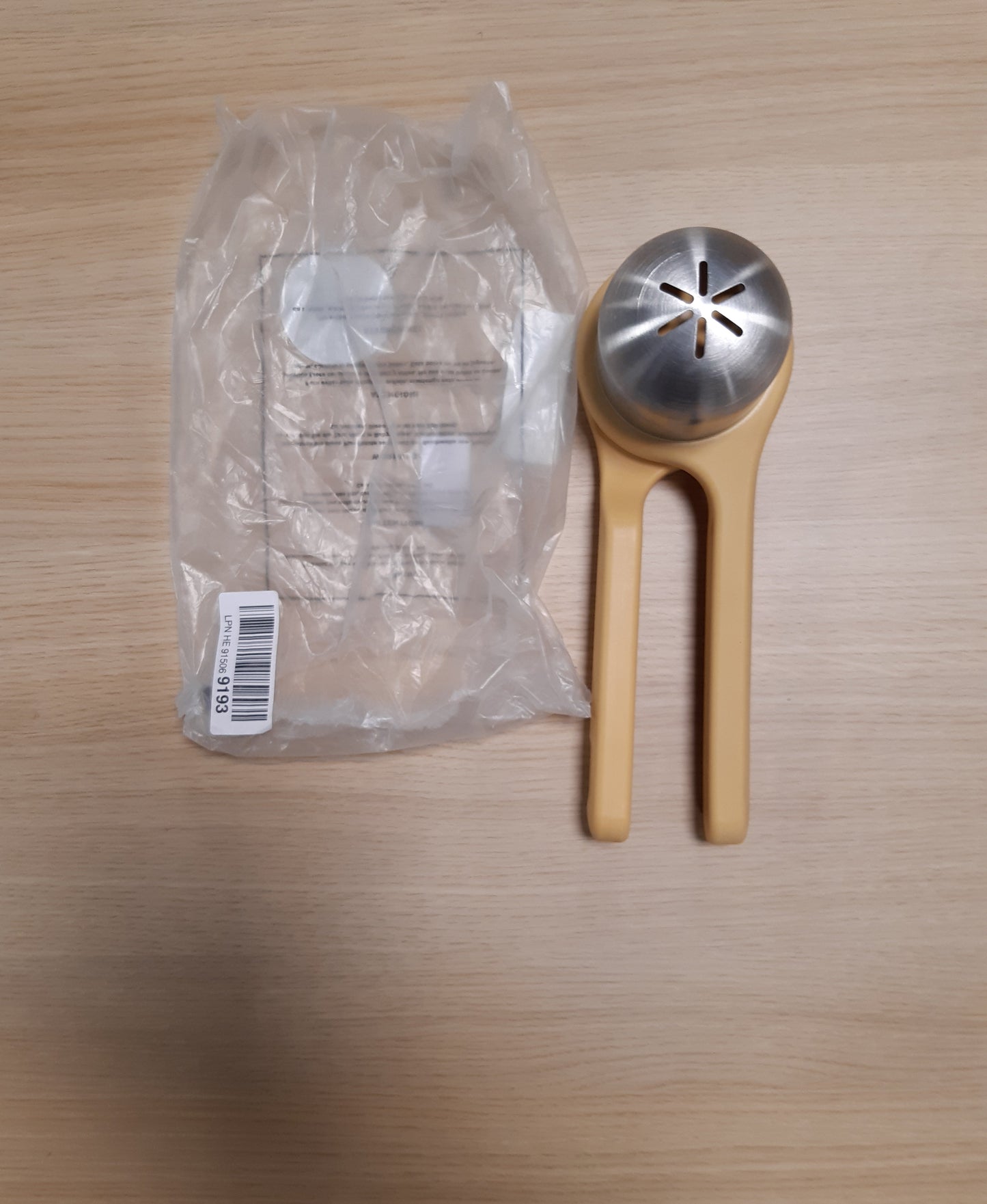 14061 - Shtrydhëse agrumesh Joseph Joseph Helix, me mekanizëm ergonomik rrotullues, për limon/lajm, pa BPA – Ngjyrë e verdhë