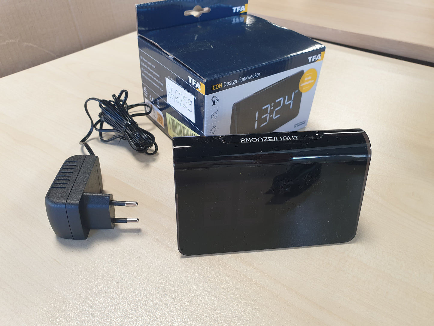 246259 - TFA DOSTMANN Orë alarmi dixhitale me radio, Model: 60.2543.02, Shifra LED shumë të ndritshme, Alarm, Kohëzgjatje individuale e shtyrjes, Ngjyrë: Bardhë e zi