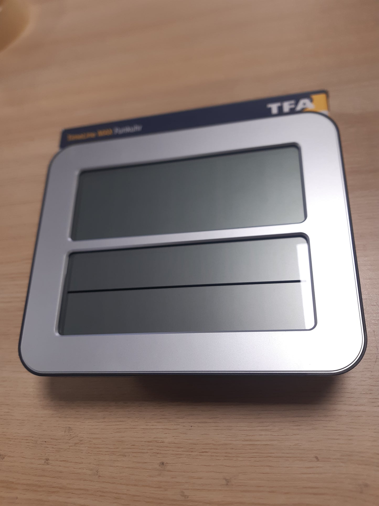255633 - TFA DOSTMANN Orë muri me radio Timeline Max, 60.4512.54, dixhitale, 25.8 x 3 x 21.2 cm, argjendi, me funksion alarmi