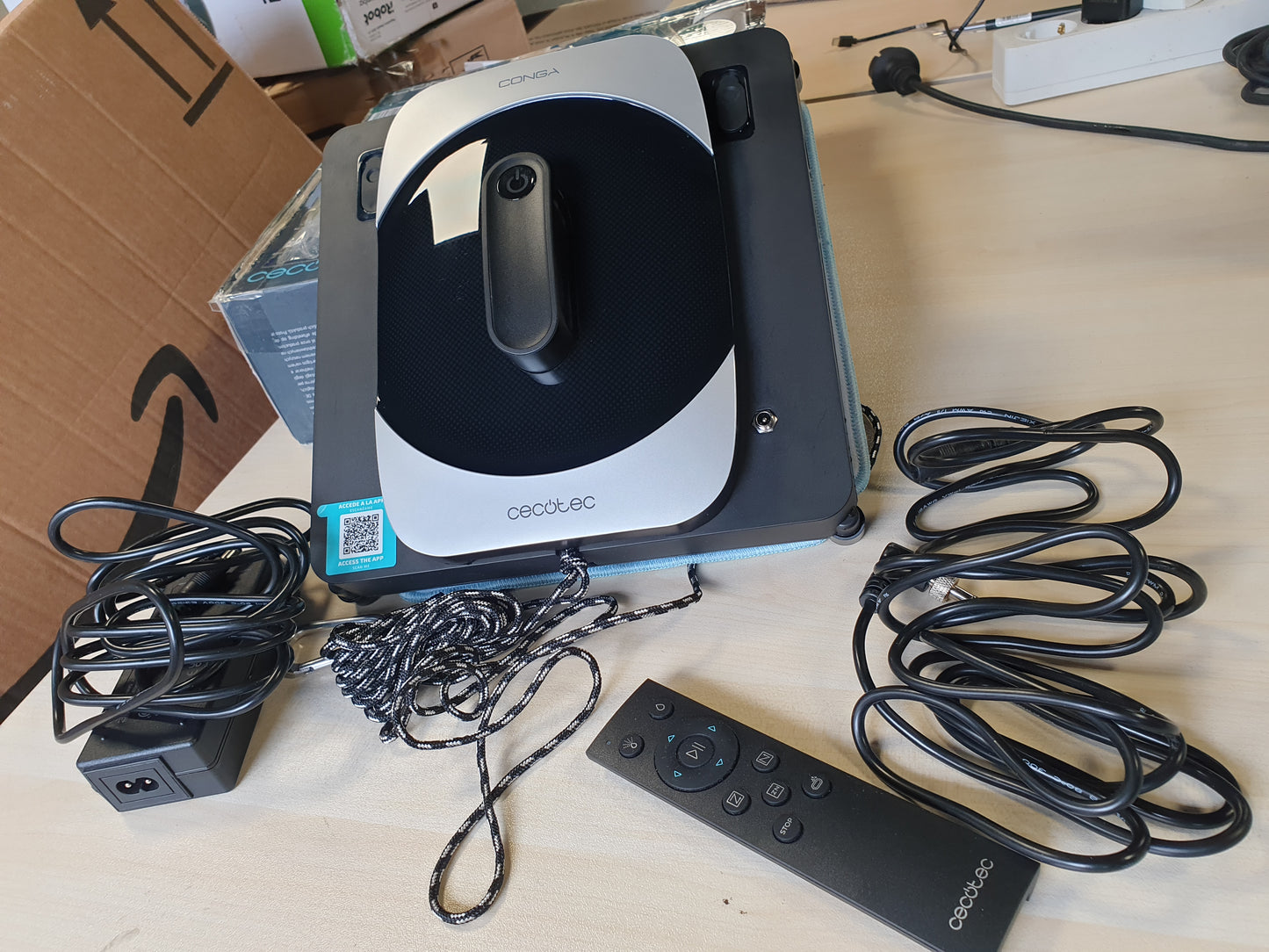 116263 - CECOTEC Roboti i Pastrimit të Xhamave Conga Windroid 1290, 72W, Formë Katrore, Sistem Lidhje DoubleSpray, Kontrollues me Aplikacion dhe Telekomandë, 4 Sisteme të Sigurisë