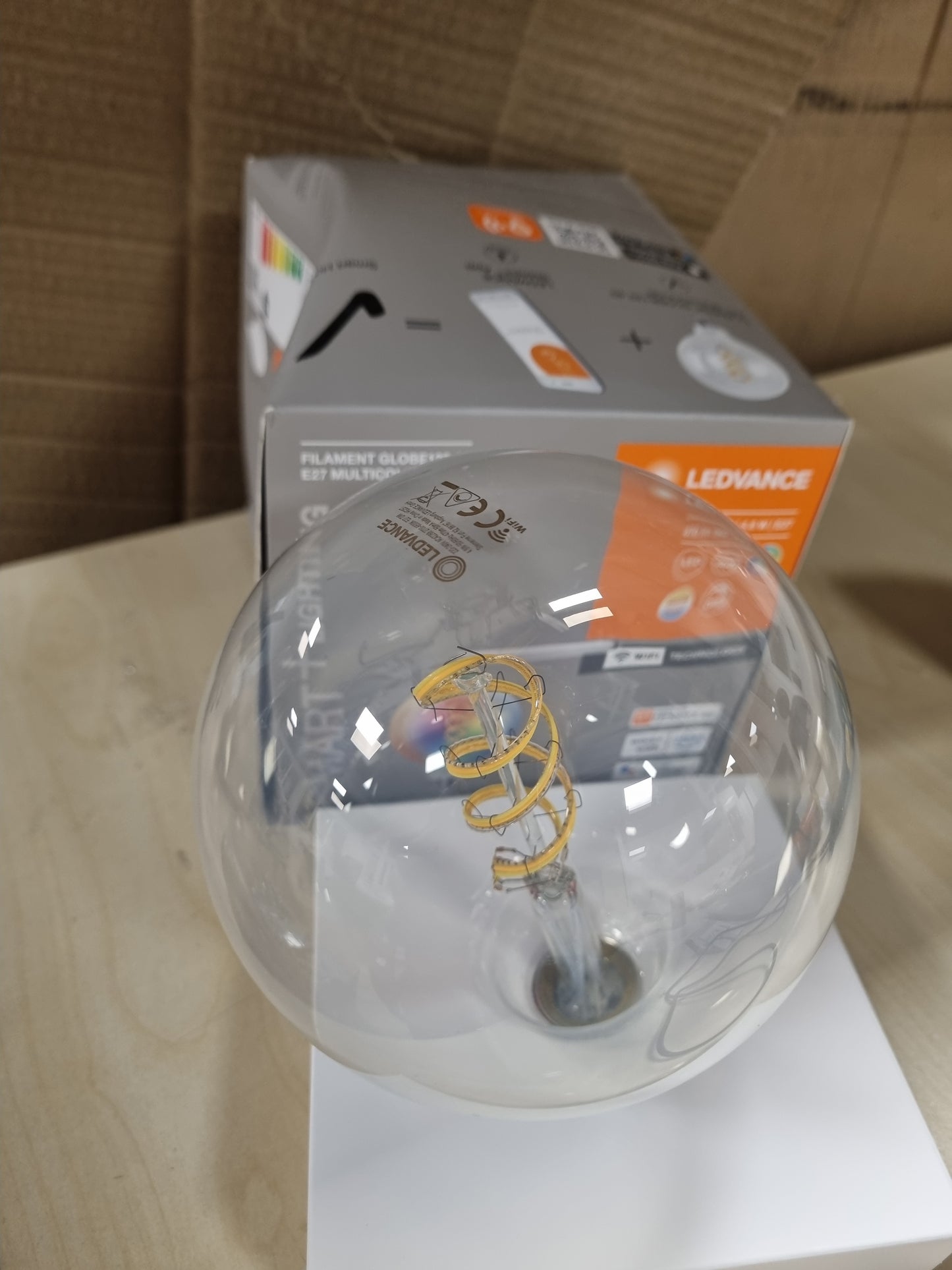 214879 - LEDVANCE Llampë LED E27 me WiFi, 4.8 W (470 Lumen), me errësim, Ngjyra e dritës RGBW (2700-6500K)