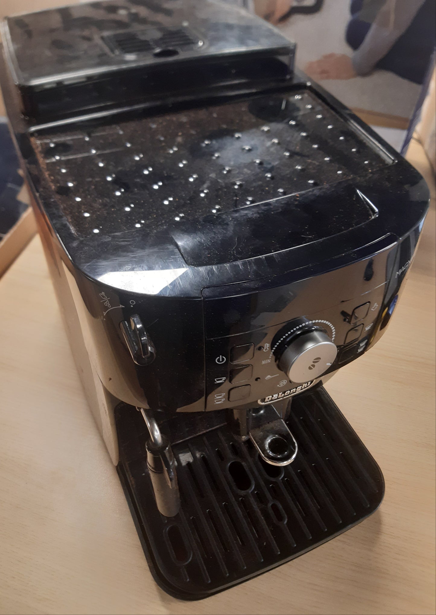 166711 - DE'LONGHI - Magnifica S ECAM11.112.B, Makinë Kafeje Automatike dhe Kapuçino, me Shkumëzues Manual Qumështi, Panel Kontrolli me Butona, Ngjyra e Zezë