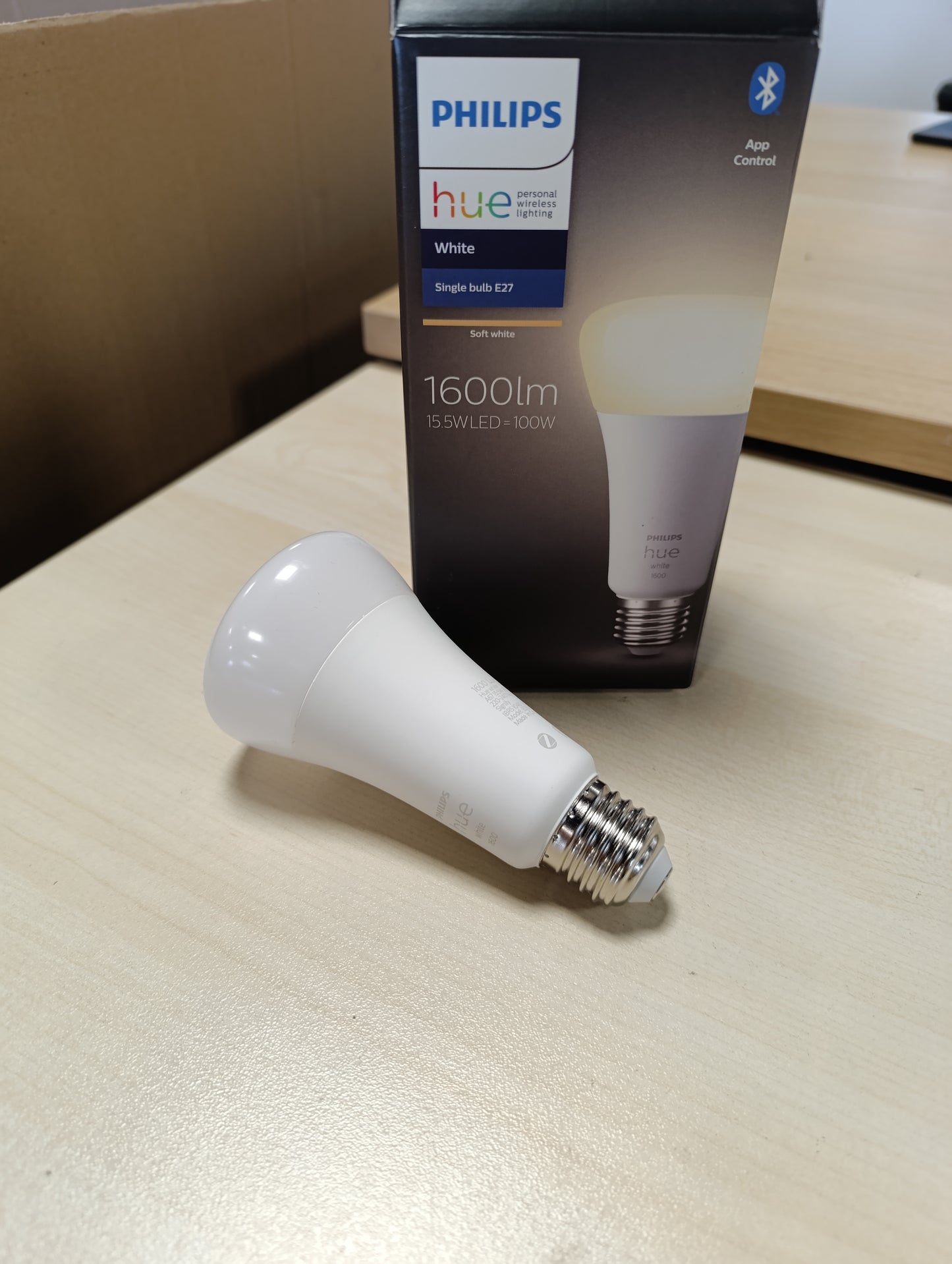 261214 - PHILIPS HUE White E27, 1600lm, dritë e bardhë e ngrohtë, e errësueshme, kontroll nëpërmjet aplikacionit, e pajtueshme me Amazon Alexa