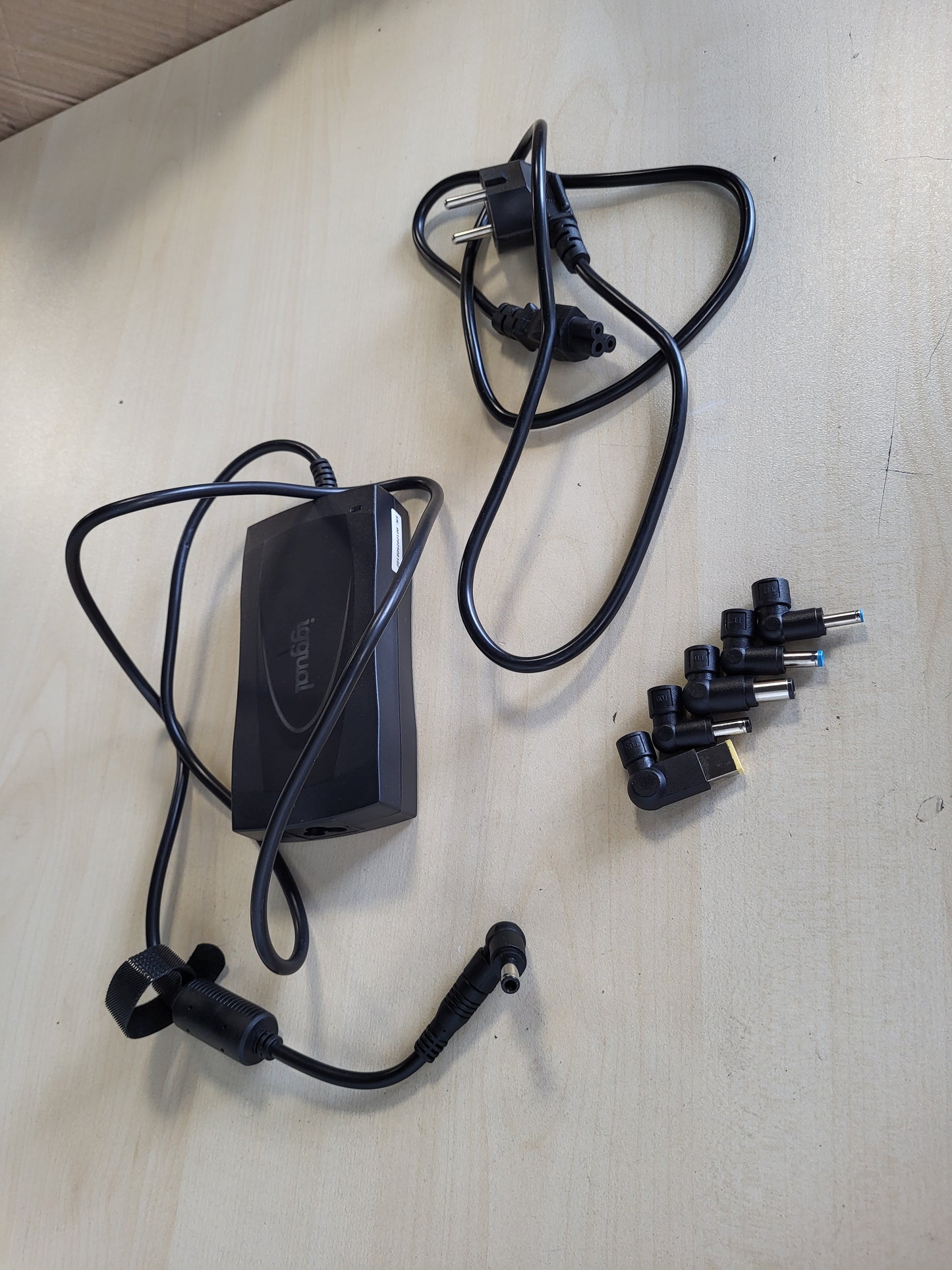 268249 - IGGUAL Karikues Universal për Laptop 150W - 6 Lidhëse DC, Adaptues AC/DC me Rregullim Automatik të Tensionit për Përputhshmëri Maksimale (HP, ASUS, Acer, etj.), Mbrojtje të Avancuara. (CUA-6T-150W)