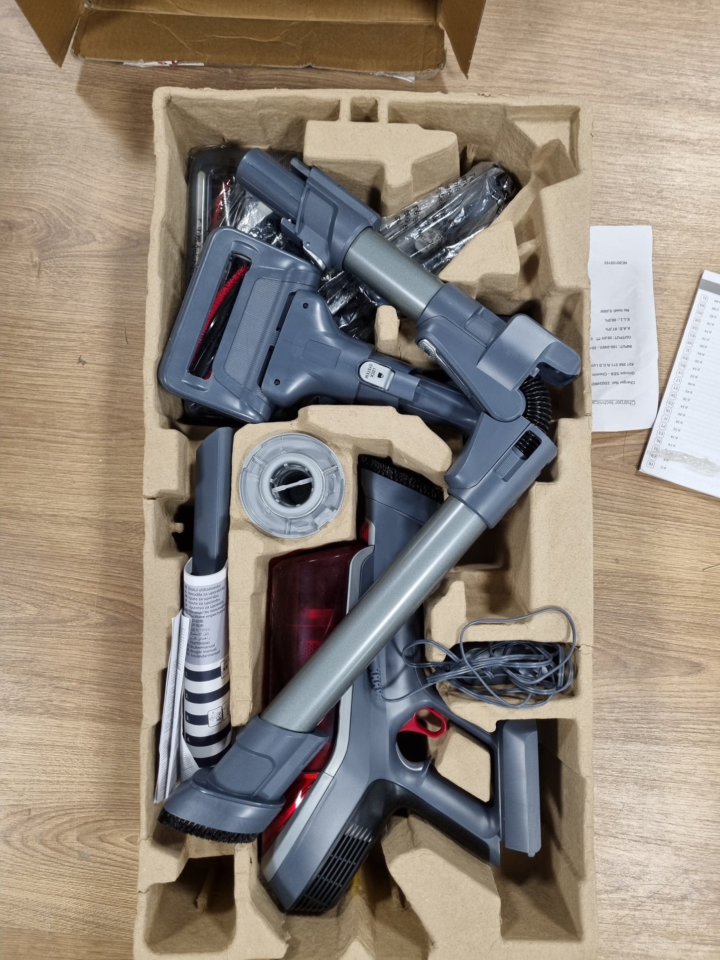 94092 - ROWENTA Fshesë pa Tel X-FORCE FLEX 8.60 me Kit për Kujdesin e Kafshëve, Lehtë, Fuqishme për Shumë Sipërfaqe, Teknologji FLEX, Jetëgjatësi Baterie 35 Minuta, me Dritë LED, Modeli RH9678