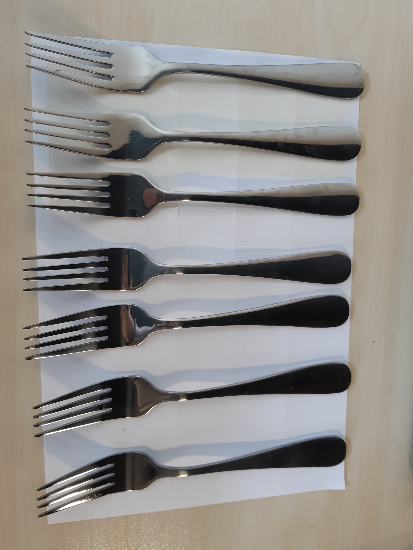 176337 - AMAZON BASICS Pirunë Tavoline, me Skaje të Rrumbullakosura, Çelik Inox, Pako me 12 Copë, Argjend, Madhësi 5.3 inç