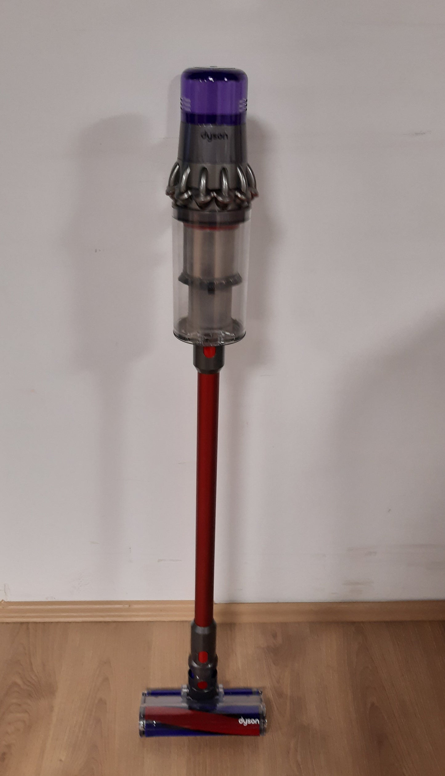 144012 - DYSON Fshesë me korrent pa tel V11 Fluffy™ 185 AW - Kohëzgjatje Pune 60 Minuta, Furçë me Rul, Furçë Mini-Turbo Kundër Ngatërresës, 3 Mënyra, Ekran LCD, Ngjyra e Kuqe/Nikel