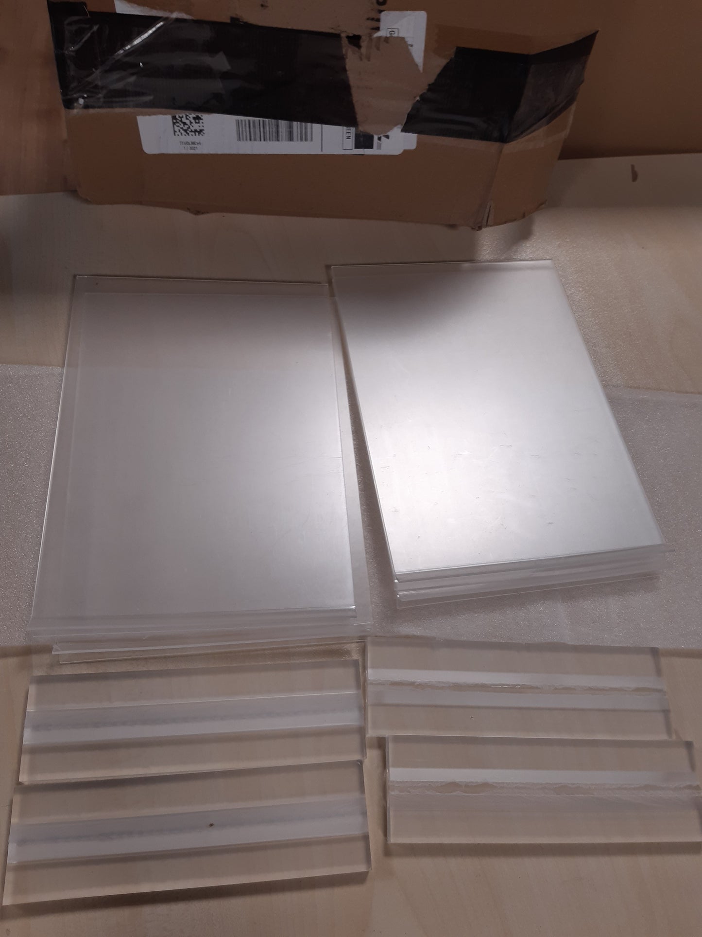 175723 - URBANTIN Stand Ekspozues A5 për Tavolinë, 4 copë, Material Akrilik në Formë T, Bazë qelqi, Përdorim për Restorant, Hotel, Dokumente, Zyrë, Dyqan