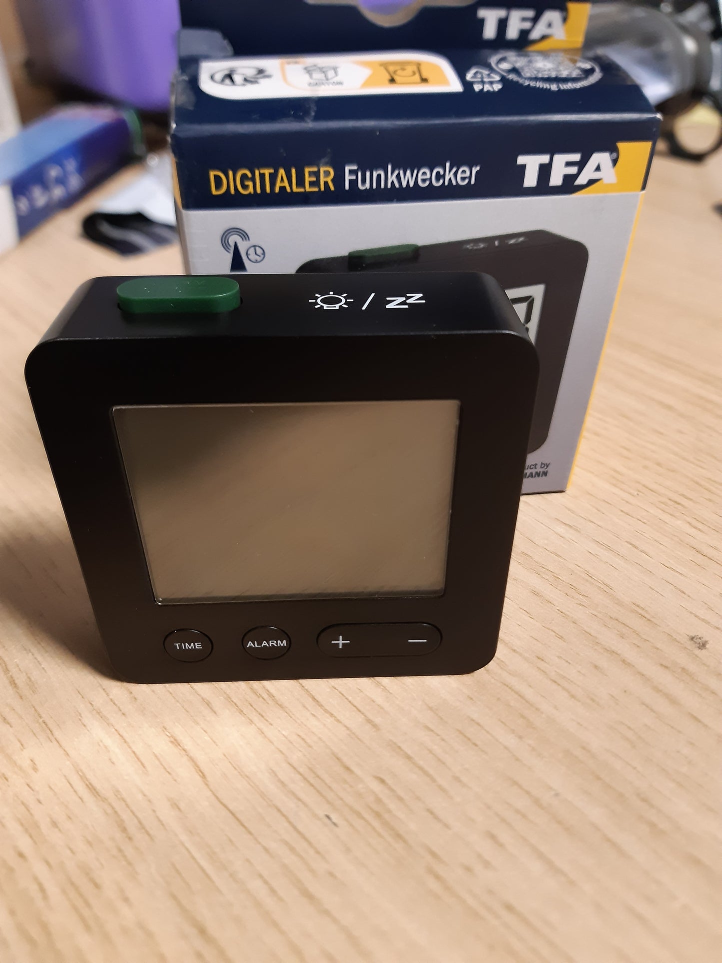 257456 - TFA DOSTMANN Orë me alarm radio dixhitale 60.2545.01, e zezë, Gjatësi 66 x Gjerësi 22 x Lartësi 68 mm, 2 bateri AAA 1.5 V (nuk përfshihen)