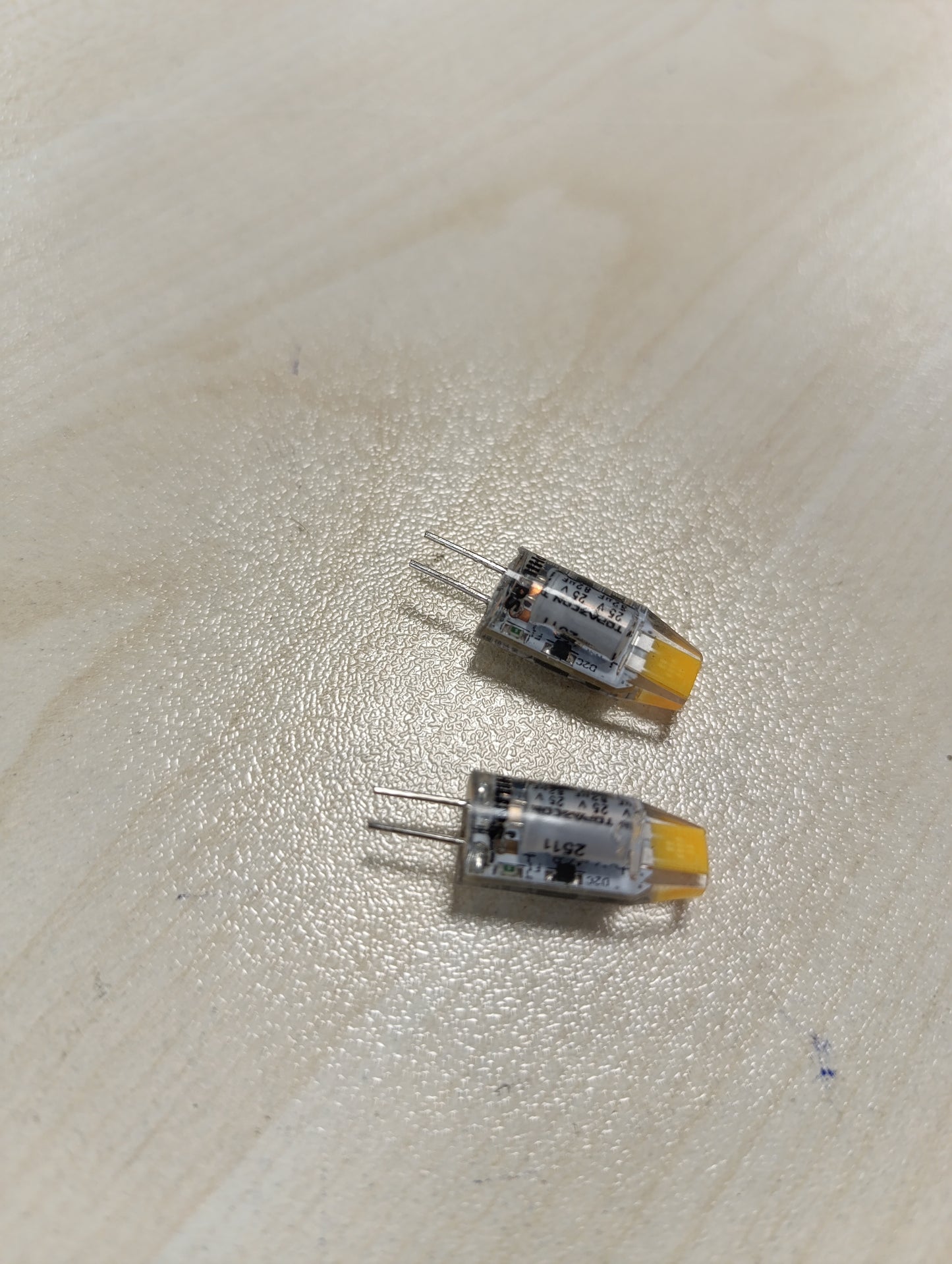 224657 - PHILIPS - Llambë standarde LED, ekuivalente me halogjen 10W, bazë G4, dritë e bardhë e ngrohtë 2700K, pako me 2