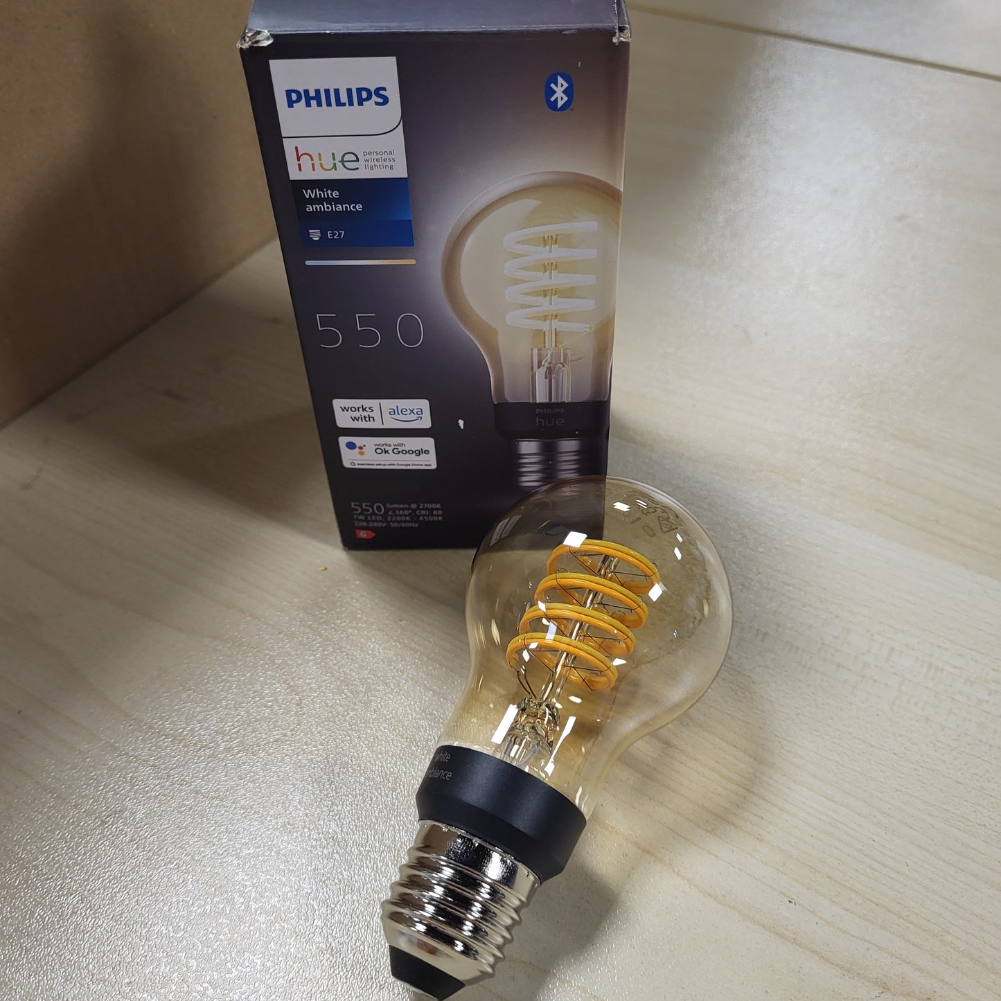 261170 - PHILIPS LLAMBË FILAMENTI E27 (550 lm), LLAMBË LED STANDARD E ERRËSUESHME, KONTROLL INTELIGJENT ME ZË DHE APLIKACION, 1 PAKO