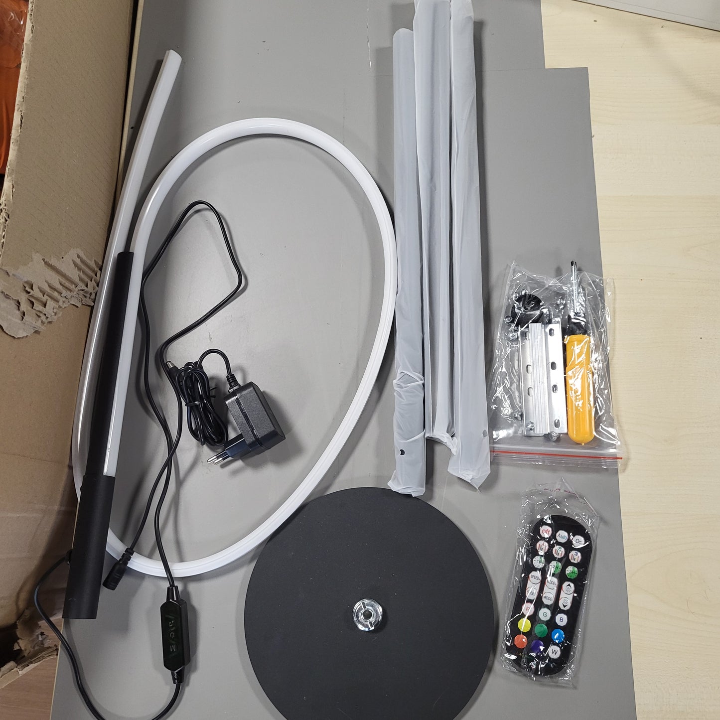 260557 - Llambë dyshemeje këndore LED YICAIZI RGB, 160 cm me kontroll APP dhe telekomandë, sinkronizim muzikor dhe kohëmatës
