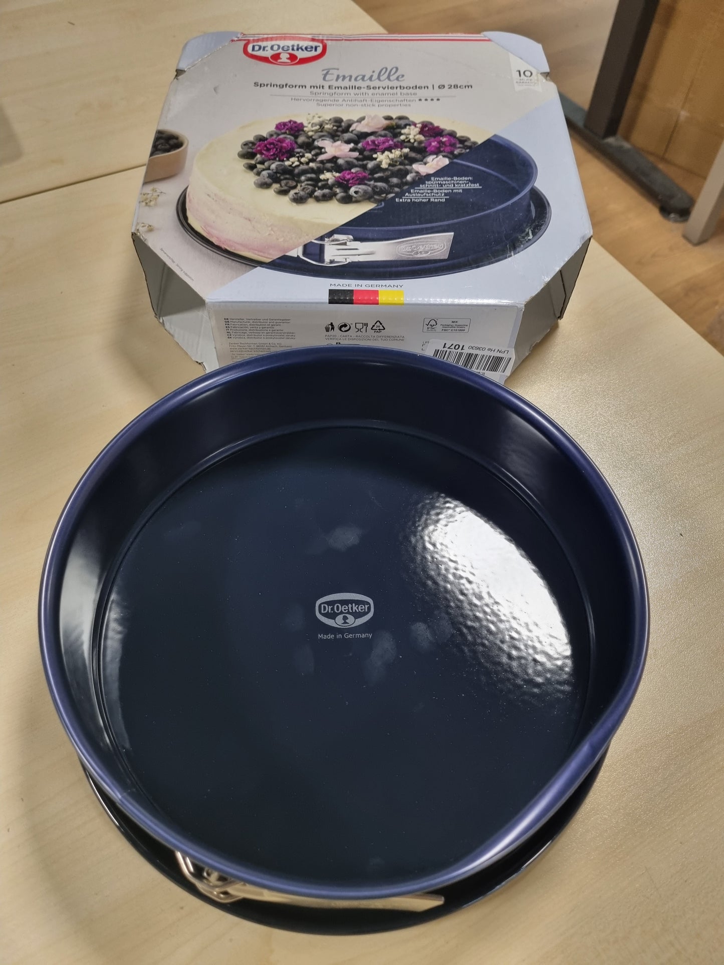 221790 - DR. OETKER Tavë pjekjeje me llamar Ø 28 cm, e rrumbullakët, smalti rezistent ndaj prerjeve dhe gërvishtjeve, buzë ekstra të lartë, blu e errët