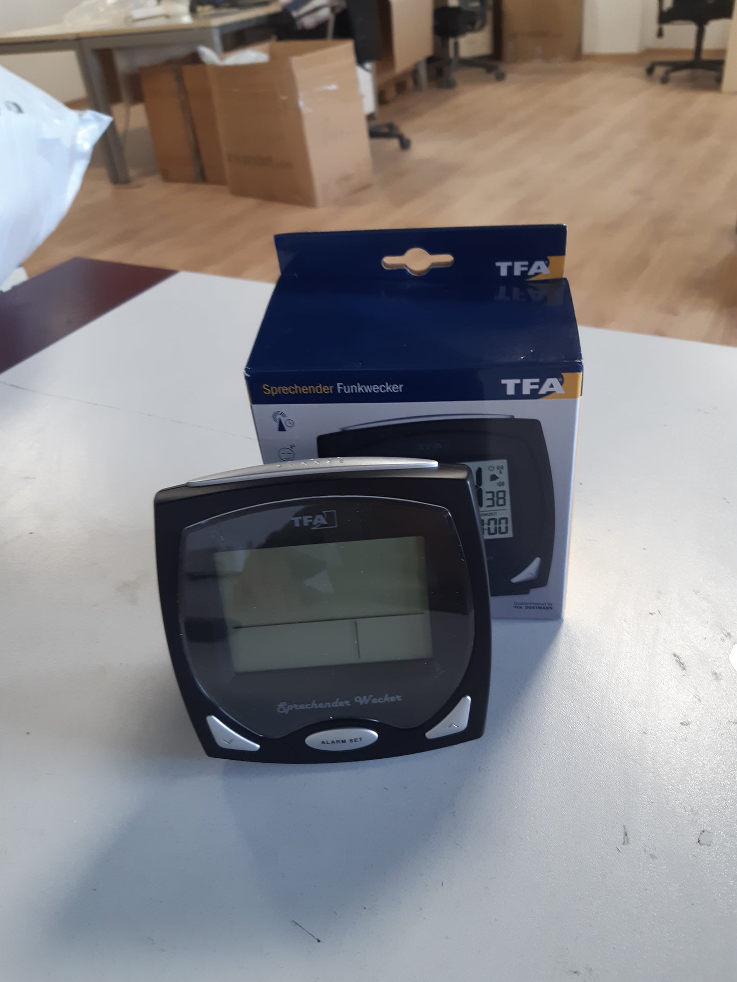 255899 - TFA DOSTMANN Orë alarmi me radio me zë, 60.2541.01, njoftim orar, në gjermanisht, 12 x 6 x 12 cm, e zezë