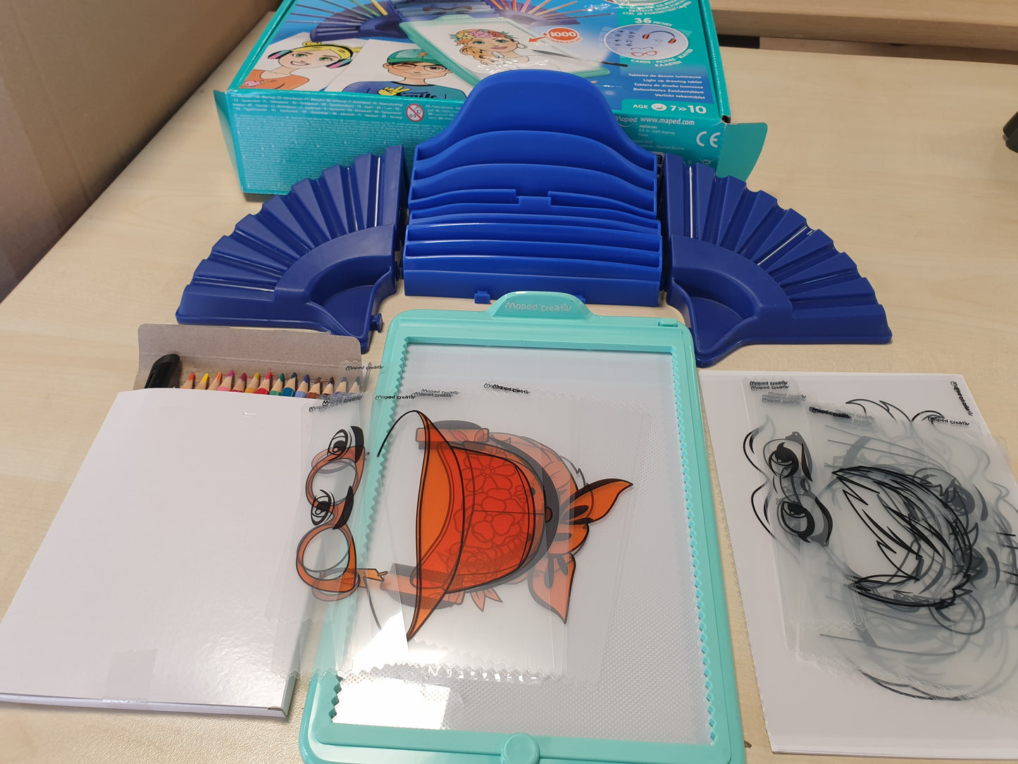 221959 - Maped CREATIV - Tavolinë ndriçimi, makinë ndriçimi, makinë vizatimi AVATAR STUDIO, përfshirë 36 shabllone dhe 14 lapsa me ngjyra