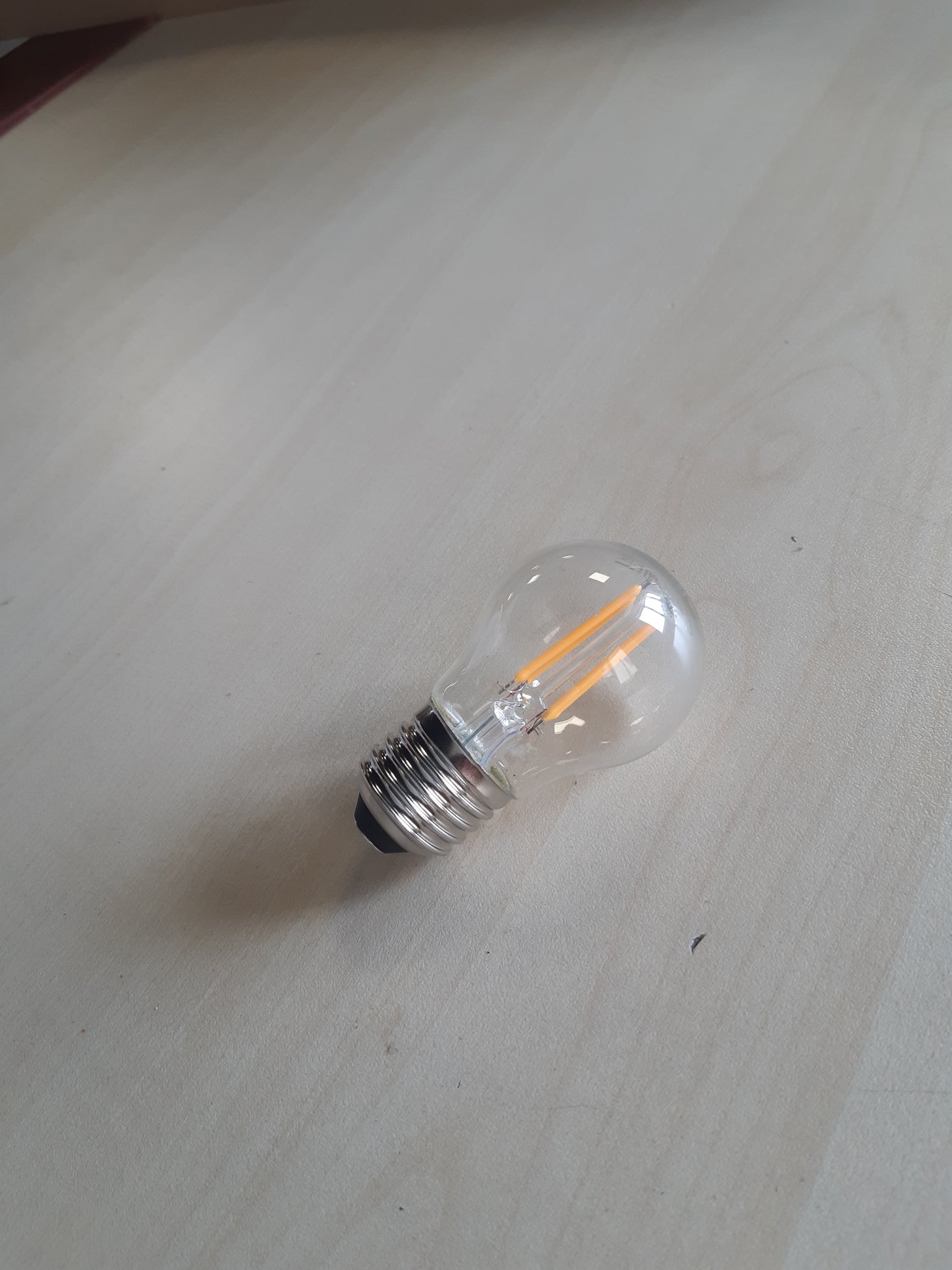 169144 - LEDVANCE Llambë LED E27, Formë Mini-Sfere, Dizajn Filamentesh, 4W (470 lumen), Zëvendëson llambën Inkandeshente 60W, me Errësim, Ngjyrë e Bardhë e Ngrohtë, E Pajtueshme me Alexa dhe Google Assistant, me WiFi, Pako me 1 Llambë