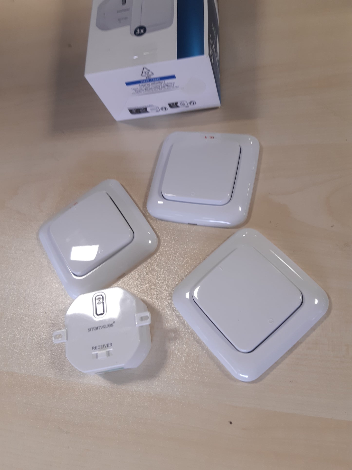 164540 - SMARTWARES - Seti i Ndërprerësve të Dritës për Dhomë Gjumi Plug & Connect, 1 Prizë e Montuar në Rresht, 3 Ndërprerës Muri, Modeli SH4-99567