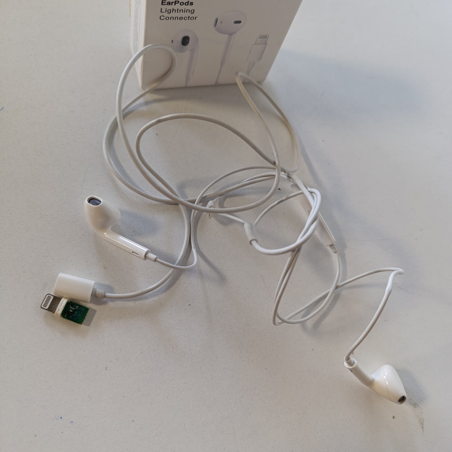 268446 - APPLE Kufje origjinale për iPhone 7/7 Plus me lidhës Lightning, MMTN2AM/A me adaptor origjinal Apple në 3.5 mm
