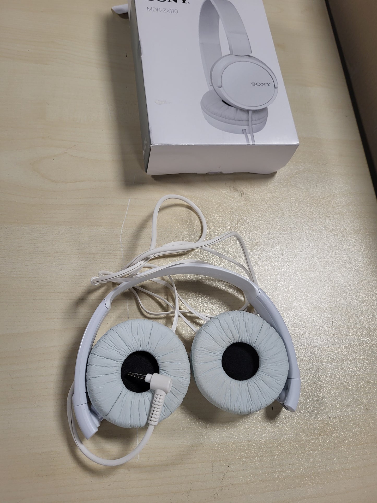 269269 - SONY MDR-ZX110 KUFJE ME PJESËN E PASME TË MBYLLUR, TË BARDHA