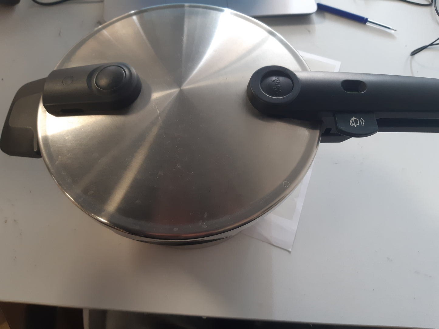 167298 - FISLER VITAQUICK PREMIUM - Tenxhere me presion prej çeliku Inox, Kapacitet 4.5L, Diametri 22cm, 2 Nivele Gatimi, e Përshtatshme për Induksion, Prodhuar në Gjermani - Argjendtë