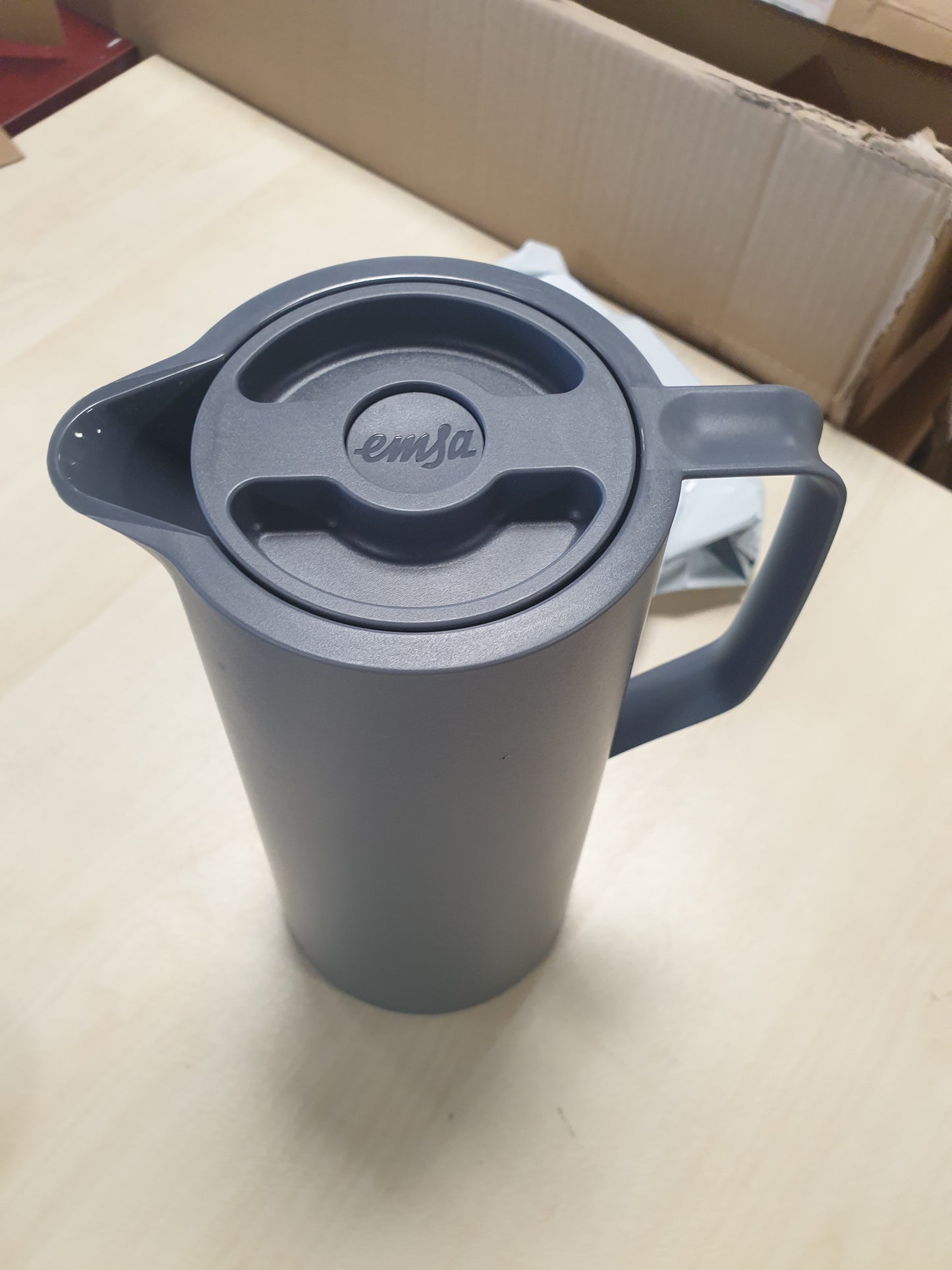 256627 - Emsa Motiva Termos Flask 1L, Flask i Izoluar me Mbyllje të Shpejtë, Mban Pijet të Nxehta për 12 Orë, të Ftohta për 24 Orë, Mbulesë Qelqi, Prodhuar në Gjermani, Dizajn Nordik, Antracit, N41701