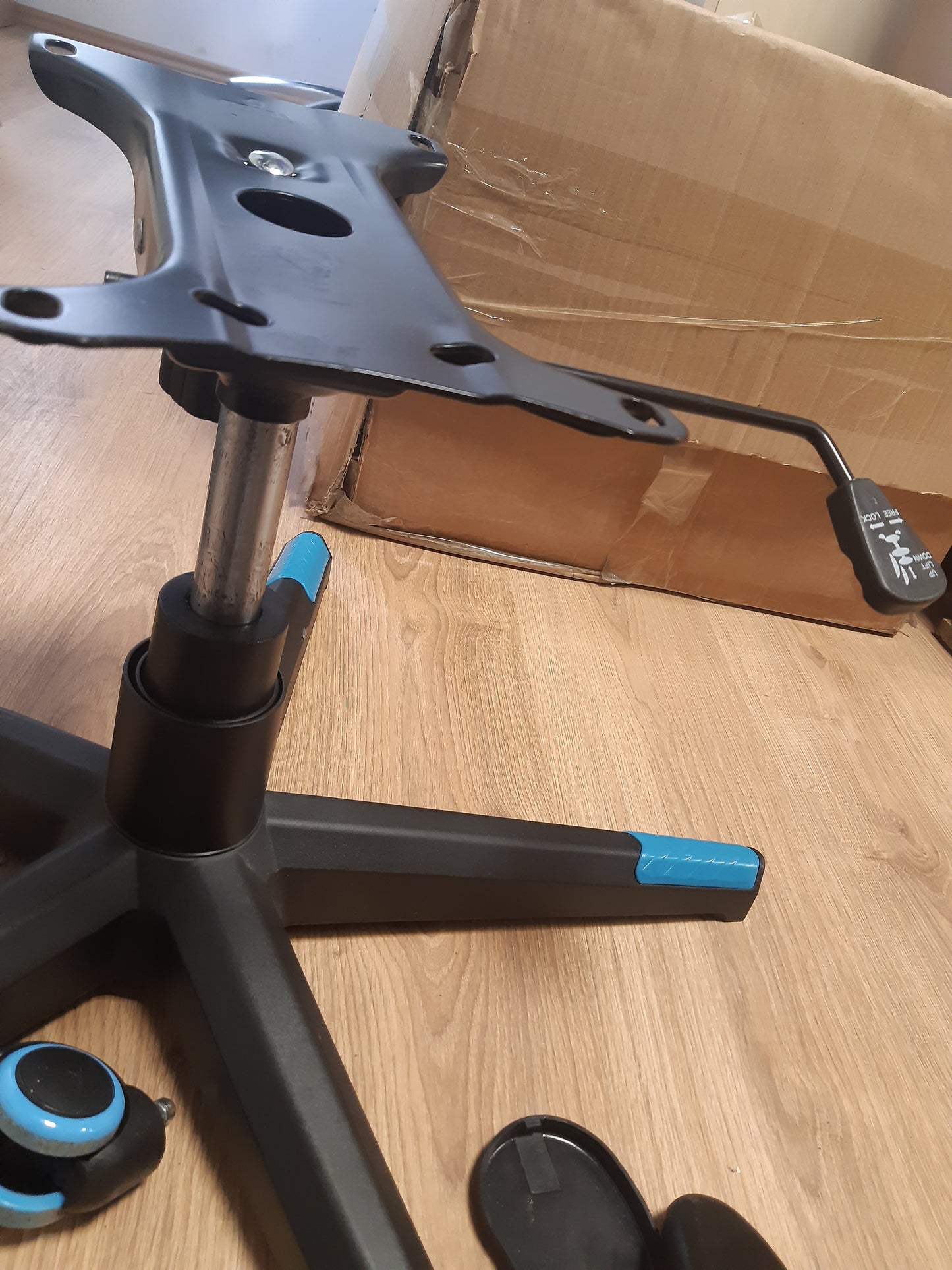 159459 - ULTIMET Karrige Profesionale për Lojëra - Material Mbiçelik dhe i Ajrosur, Mbështetëse Krahësh 2D, Lartësi e Rregullueshme, Mbështetëse Shpine e Rregullueshme 180°, Sustë Gazi Klasa 3, Kapacitet Peshë Deri në 120 kg, Ngjyra e Zezë/Blu