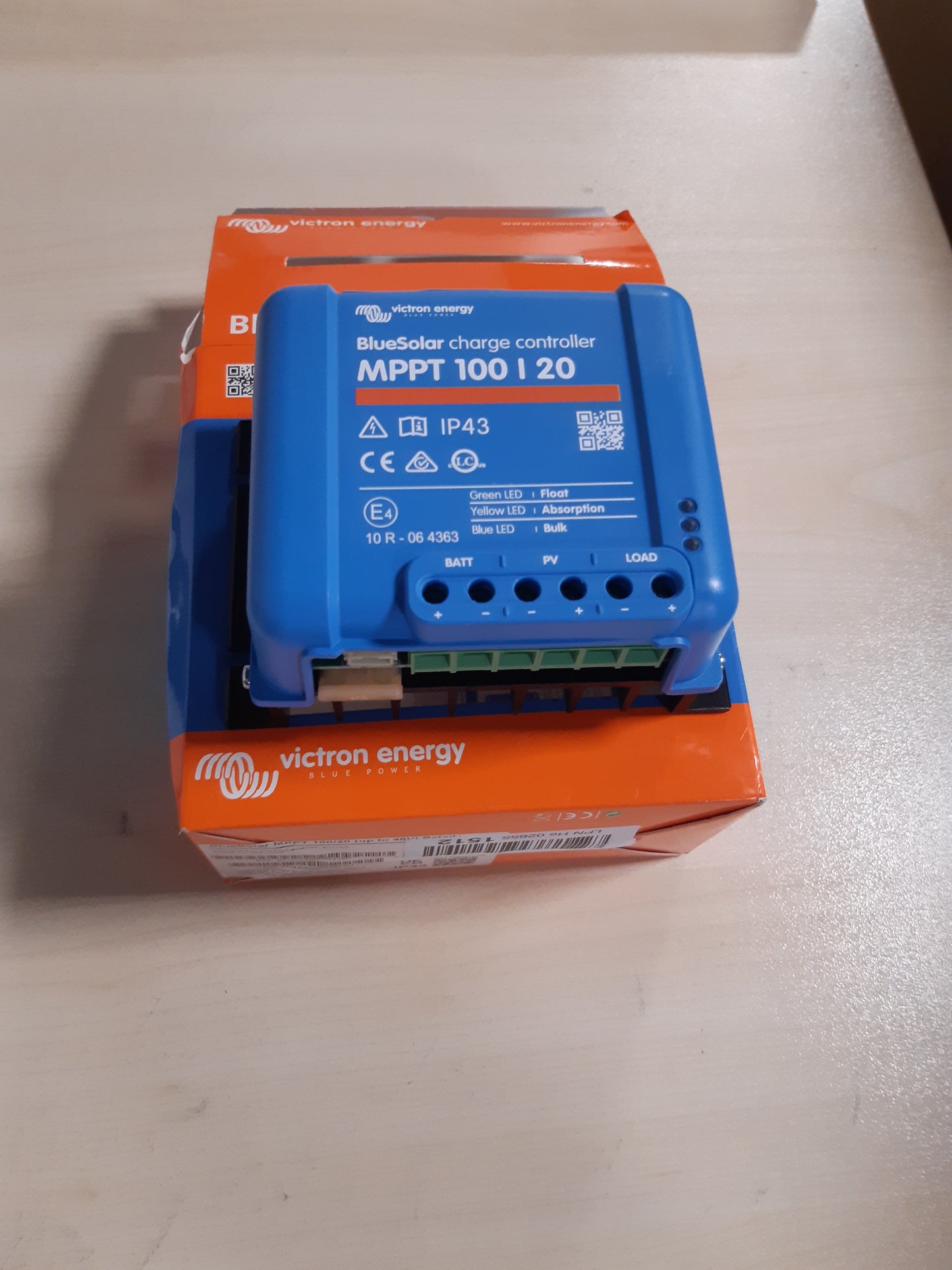 157074 - VICTRON ENERGY Kontrolluesi i Ngarkimit Diellor BlueSolar MPPT, 100V, 20 Amper, 48-Volt