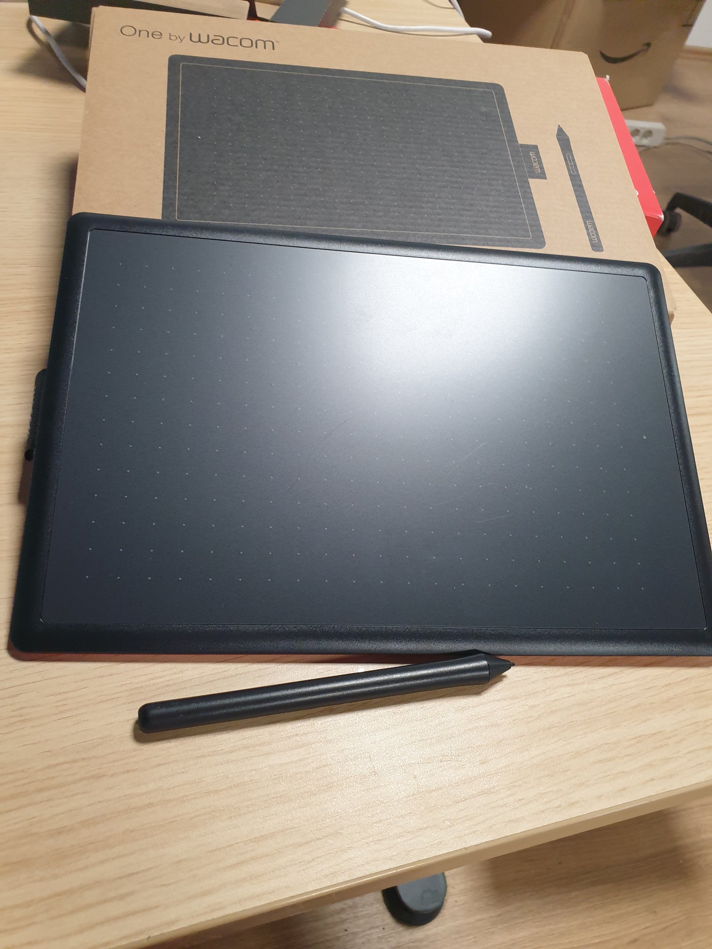 266194 - WACOM Tabletë grafike One Medium me stilolaps dixhital, i pajtueshëm me Windows, Mac, Chromebook, i zi dhe i kuq