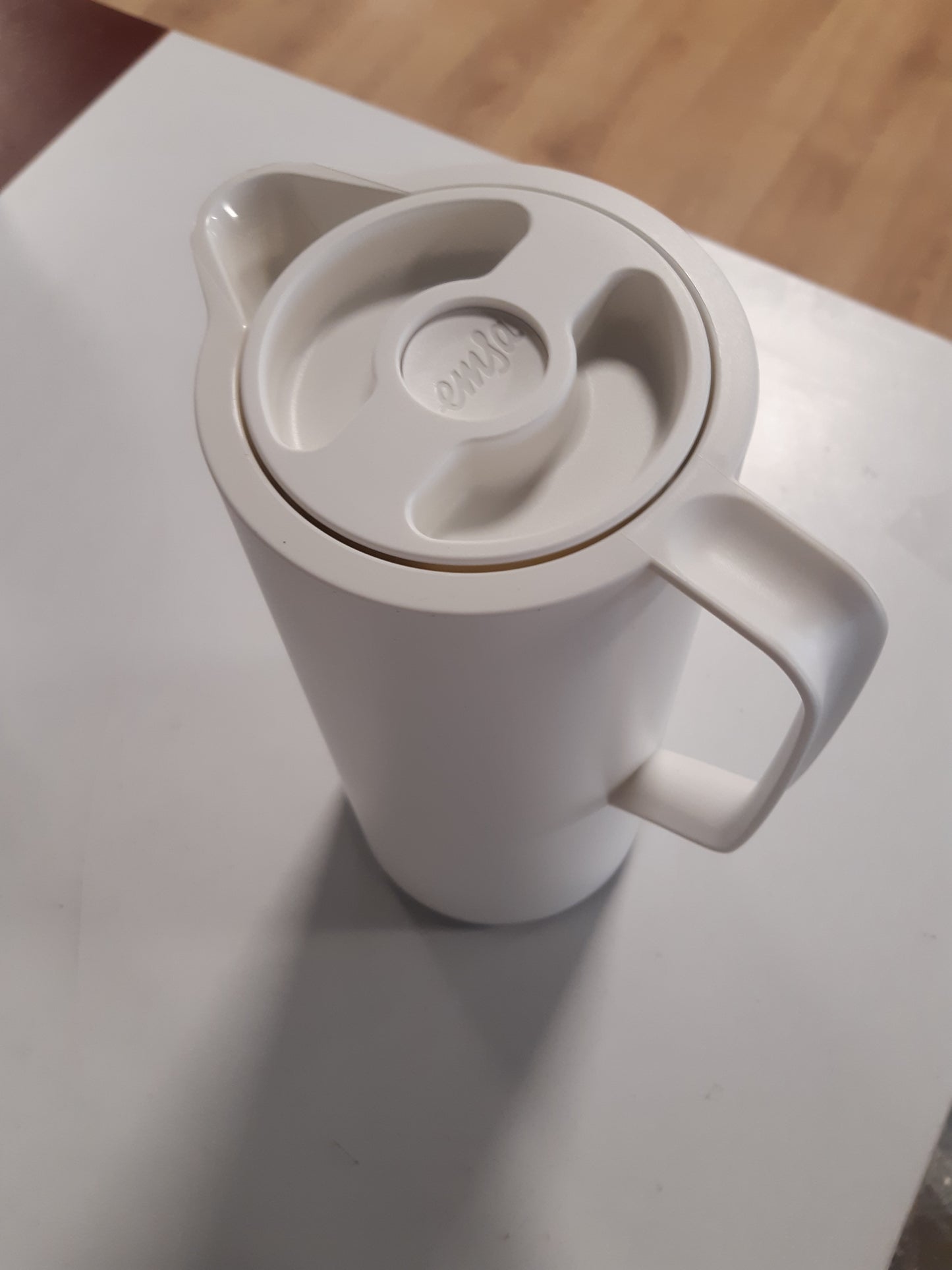 223181 - EMSAS N41704 MOTIVA Enë e izoluar, 1 liter, mbyllje me shtypje të shpejtë, mban të nxehtë për 12 orë, të ftohtë për 24 orë, me shtresë qelqi, e prodhuar në Gjermani, dizajn nordik, e bardhë