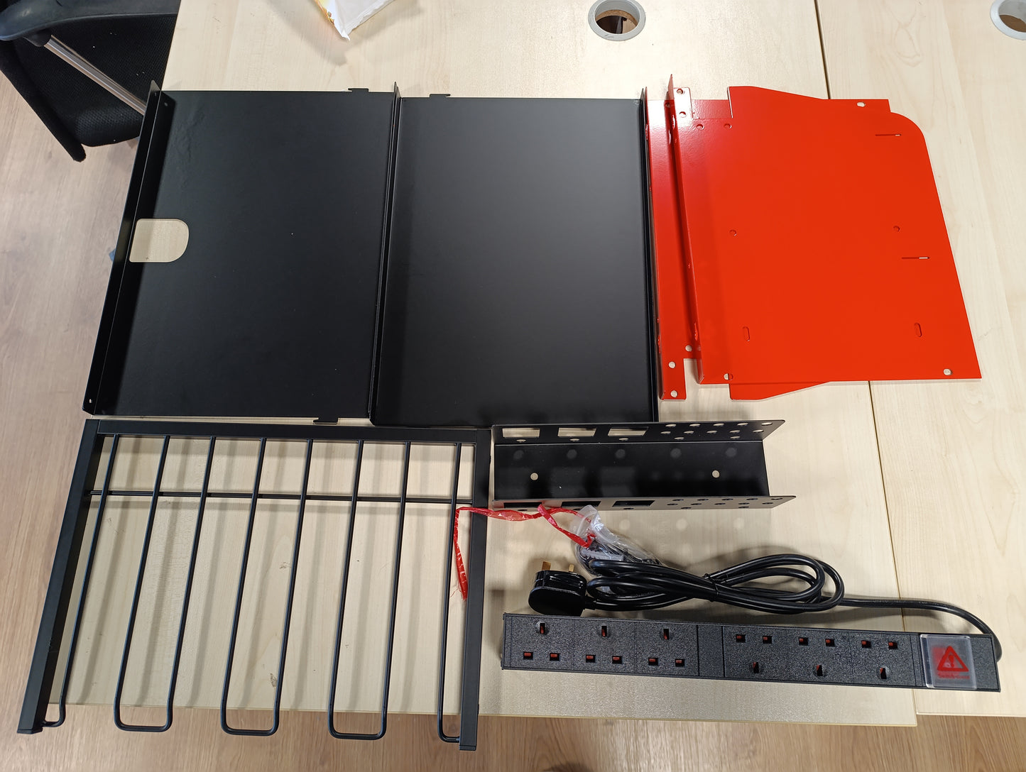 167377 - MILWAUKEE Organizues Elektrik i Veglave Toolorganize, Raft Ruajtjeje me 4 Vende dhe Stacion Karikimi me Rrip Rryme, Për Vegla të Punishtejes dhe Garazhit, Ngjyra e Kuqe