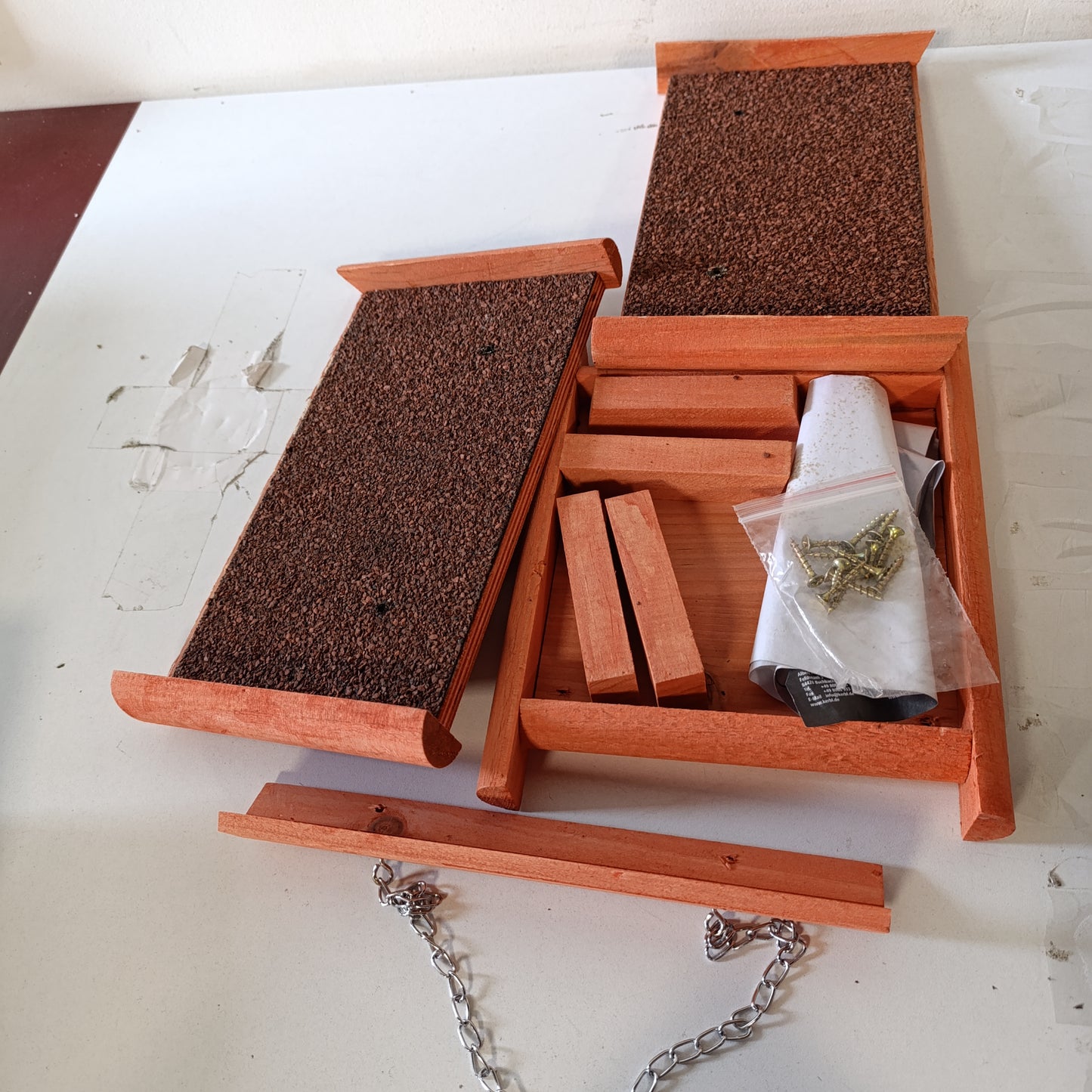223754 - KERBL Ushqyes për kafshë shtëpiake Stubbs, 29x28x18 cm, çati bitumi rezistente ndaj motit, me zinxhir varës, mbulesë çatie