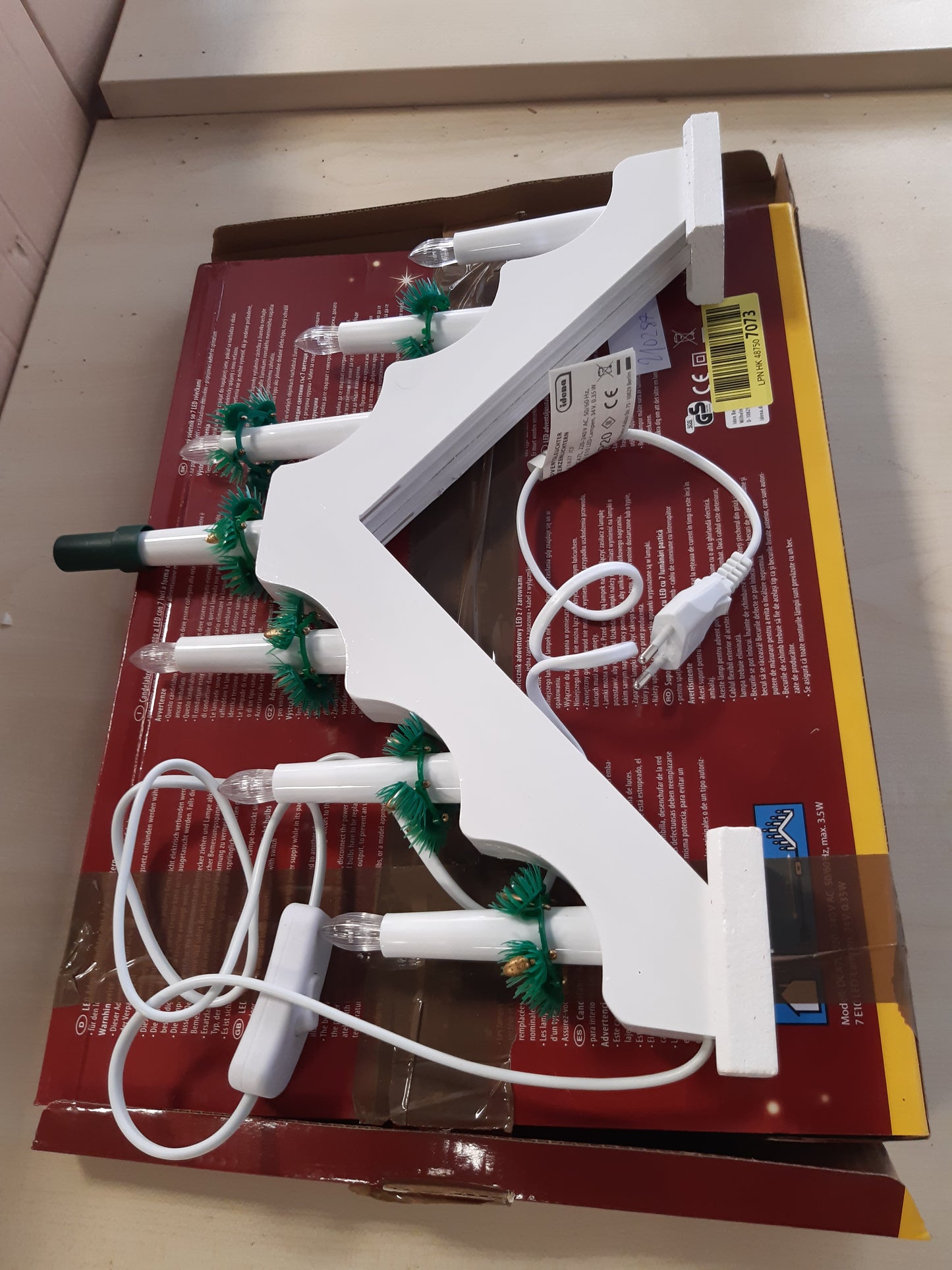 210287 - IDENA - Mbajtëse qirinjsh LED 31837 për Adventin me 7 qirinj të bardhë të ngrohtë, hark druri i llakuar me ngjyrë të bardhë, me llambë rezervë dhe çelës