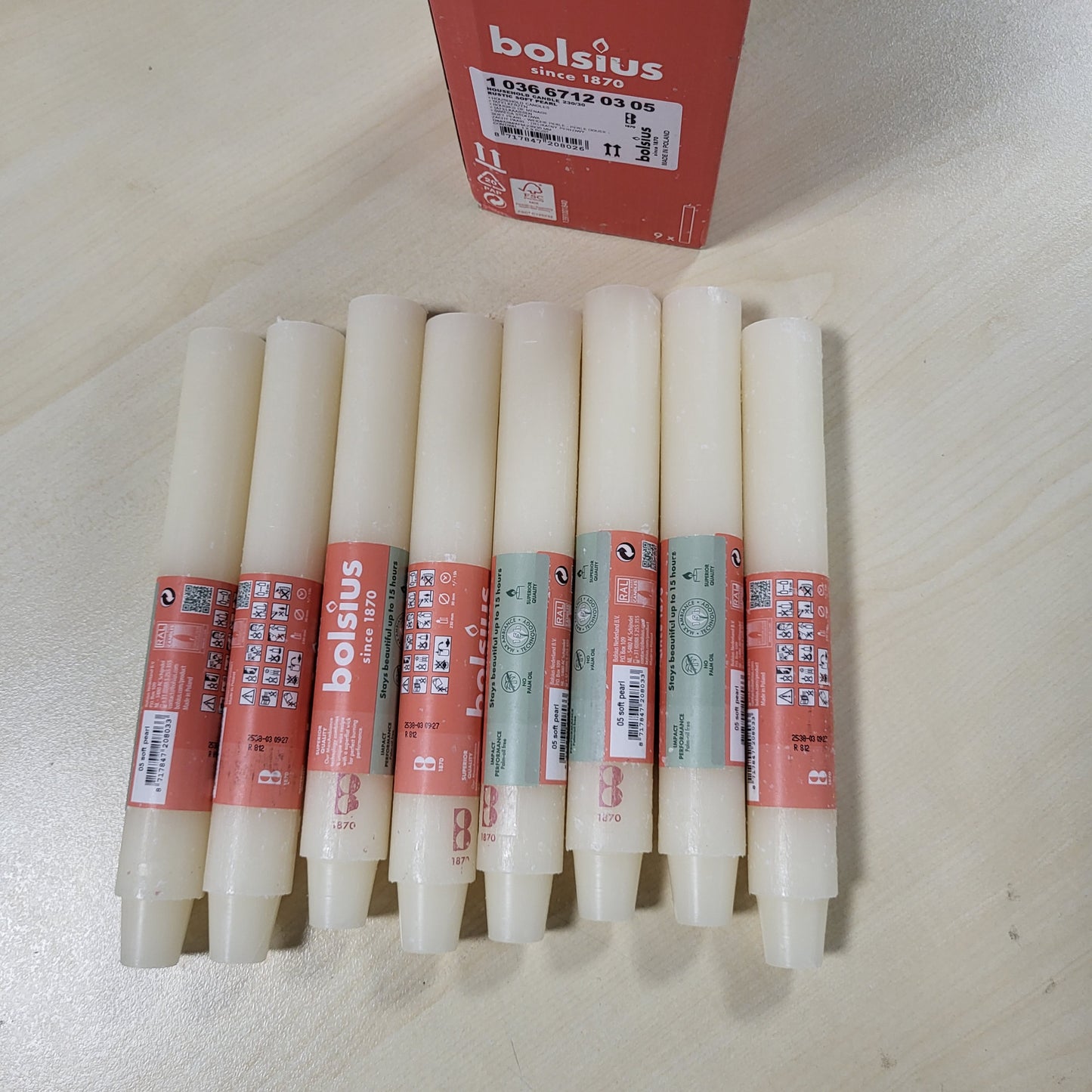 262363 - BOLSIUS Qiri Rustik XL Konik - 23 x 3 cm - Ngjyrë Fildishi - në një kuti me 8 - Koha e djegies 15 orë - Pa aromë - Përmban dyll natyral bimor - Pa vaj palme