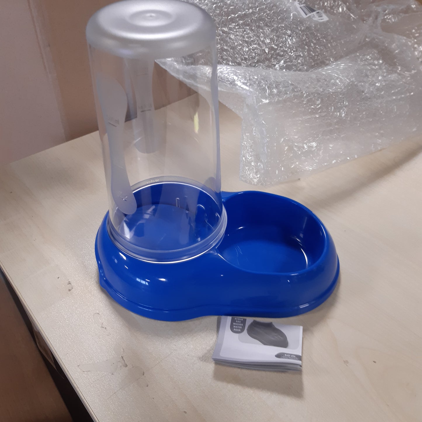 253354 - FERPLAST Dispensues Ushqimi/Uji për Qen dhe Mace, 1.5 Litra, Bazë Anti-Rrëshqitëse, 16.5 x 25 x 24.5 cm, Blu