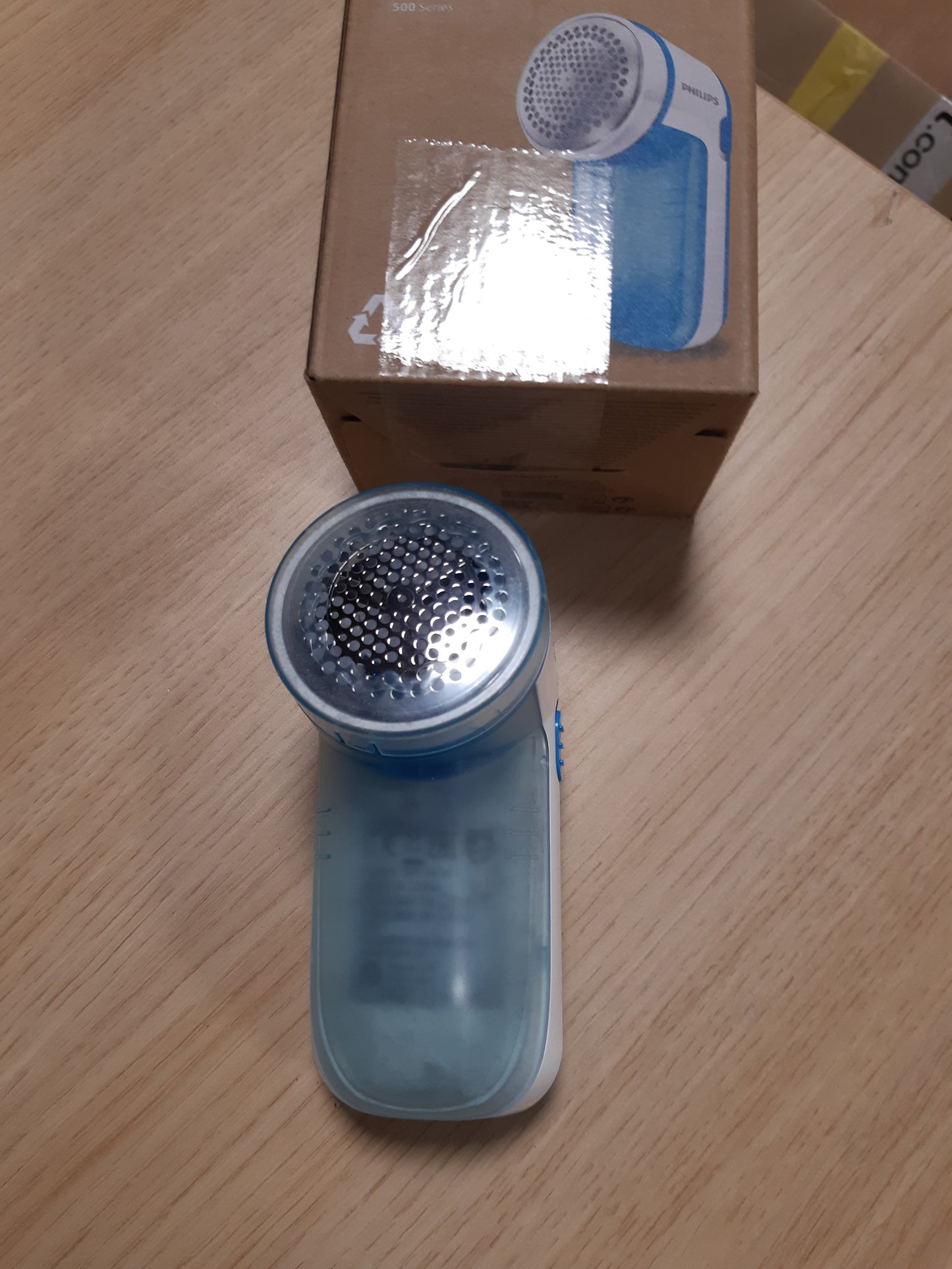 242521 - Philips Heqës pushi 8800 RPM, 3 tehe, dizajn kompakt, Blu/E bardhë (GC026/00)