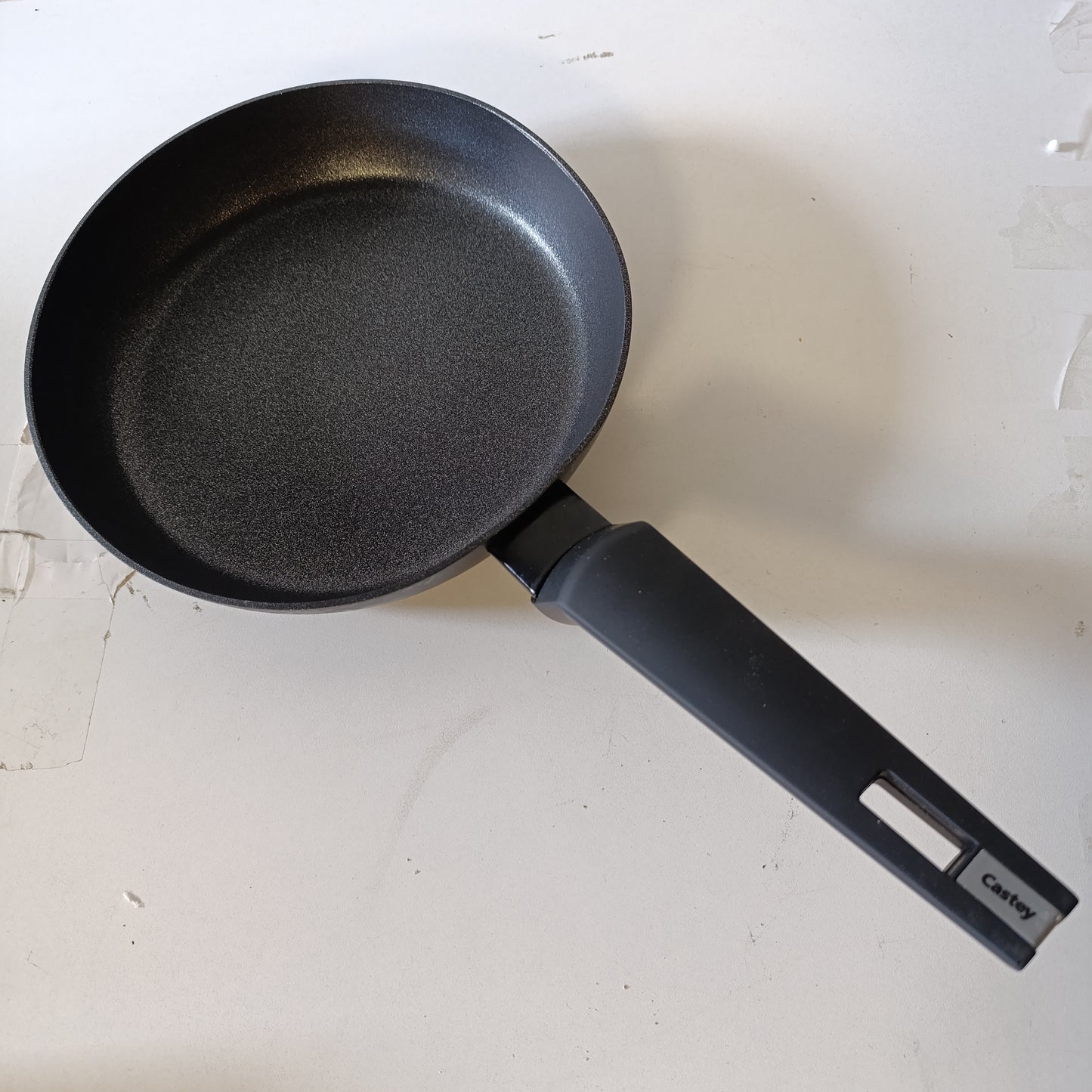 222568 - CASTEY Tigan me Induksion Titani, Modeli TT-24, 24 cm, Alumini, Veshje Jo-Ngjitëse, Pa PFOA