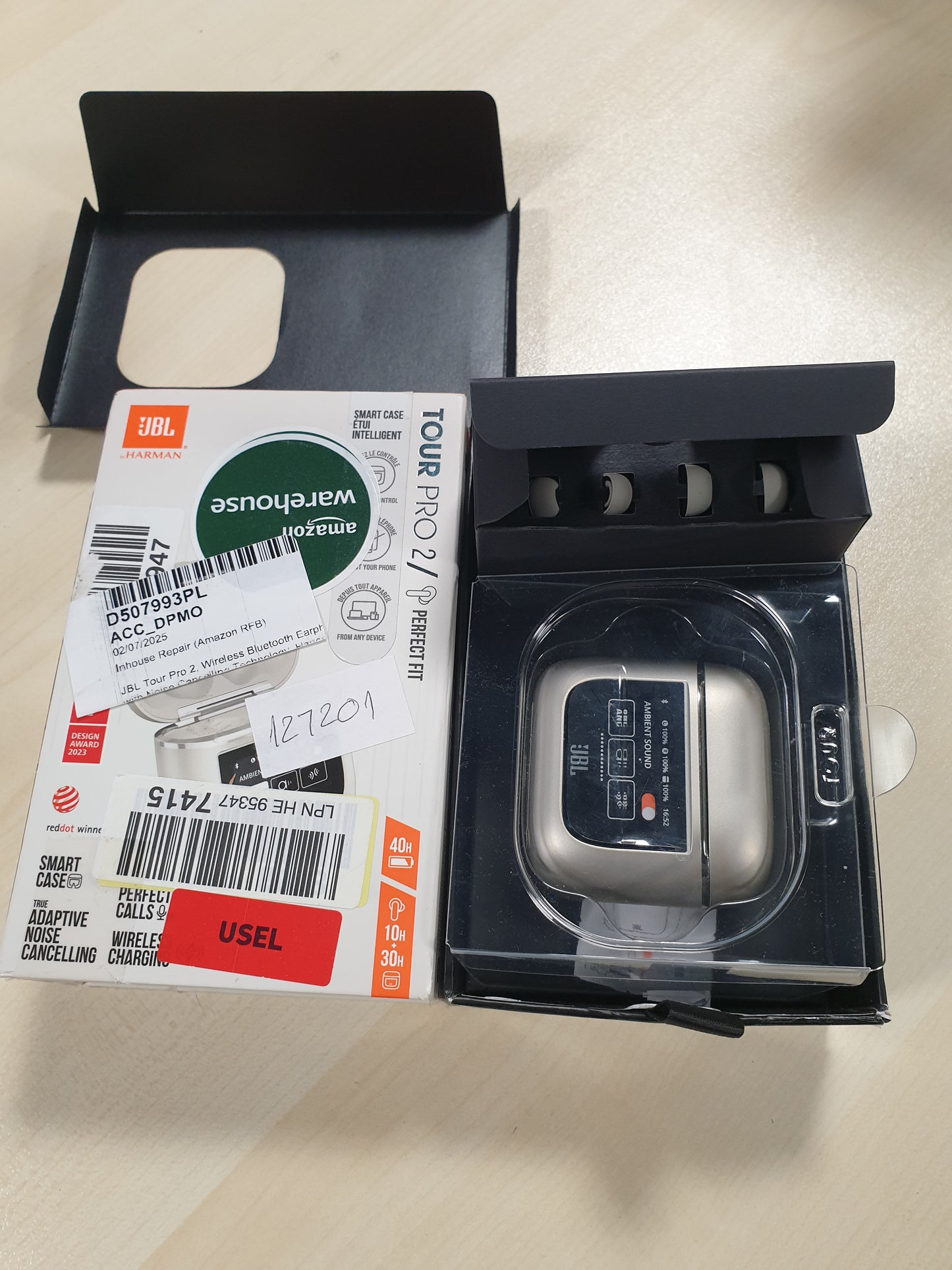 127201 - JBL TOUR PRO 2 - Kufje pa Tel Bluetooth me Anulim Aktiv të Zhurmës, 6 Mikrofonë të Integruar, Teknologji Inteligjente Ambienti, Jetëgjatësi Baterie 40 Orë, Ngjyrë e Bardhë Shampanje