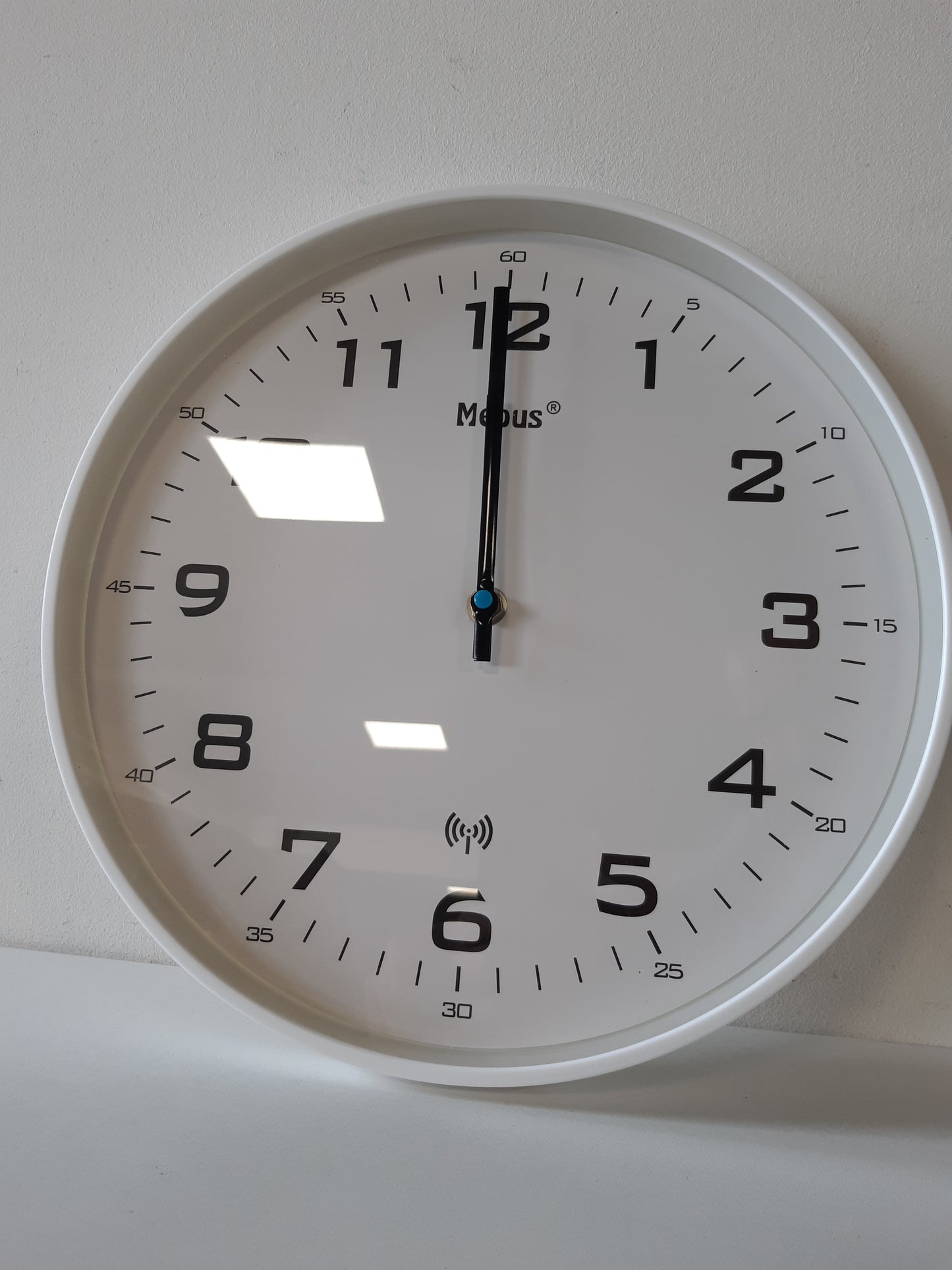 233310 - MEBUS Orë muri me radio të kontrolluar, 30 cm, e heshtur, kornizë e bardhë, ekran i bardhë, modeli 13080