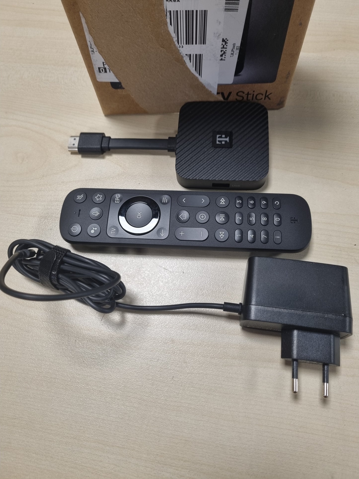 266226 - MAGENTATV Stick i Gjeneratës së 2-të, TV dhe Transmetim Wi-Fi, 160 kanale HD, 4K UHD, HDR, shërbime transmetimi (Netflix, Disney+, RTL+, DAZN, Wow), Google Play Store