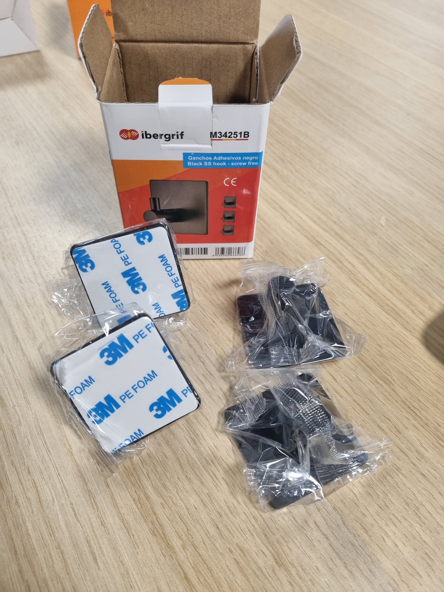 11542 - Ibergrif M34251B – Grepa prej çeliku, mbajtëse muri për peshqirë banjoje, varëse për kuzhinë, me ngjitës 3M, set prej 4 copësh, ngjyrë e zezë.