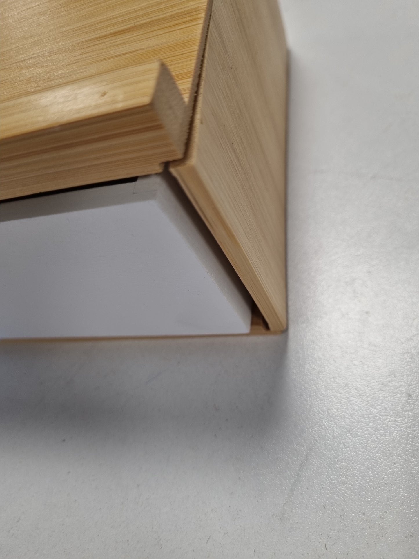 223436 - VNINKUL - Mbajtëse letre higjienike prej bambuje, e montuar në mur, Madhësia 23.5 x 16 x 14.5 cm, Dispenser letre higjienike me sirtar depozitimi, e bardhë