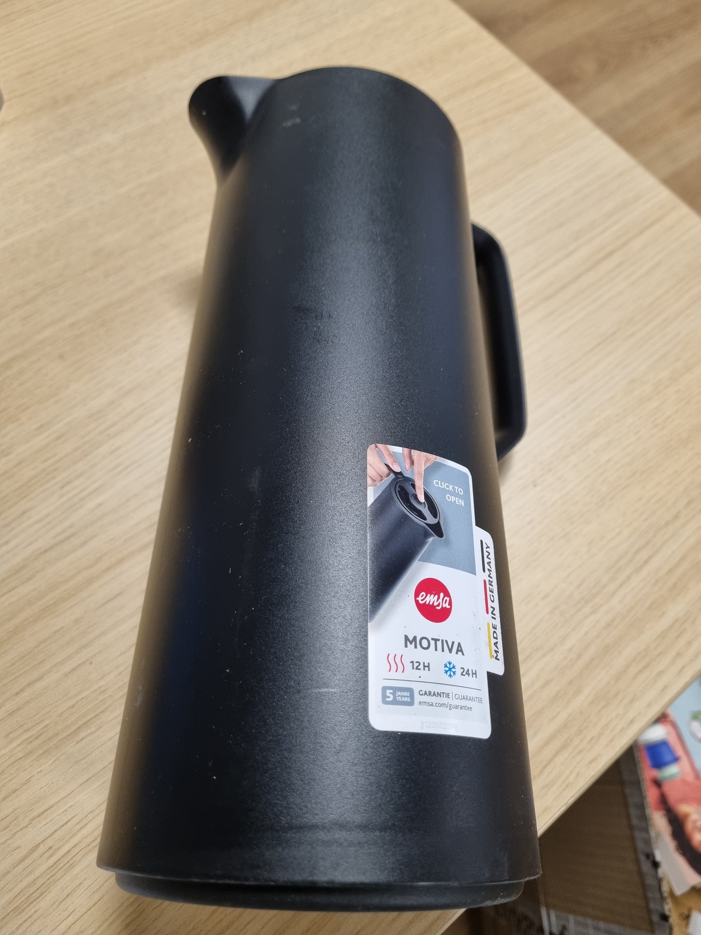 223266 - EMSAS Enë e izoluar 1L, plastike, termos me mbyllje të shpejtë, mban pijet të nxehta për 12 orë, të ftohta për 24 orë, mbulesë qelqi, prodhuar në Gjermani, dizajn nordik, e zezë, N41707
