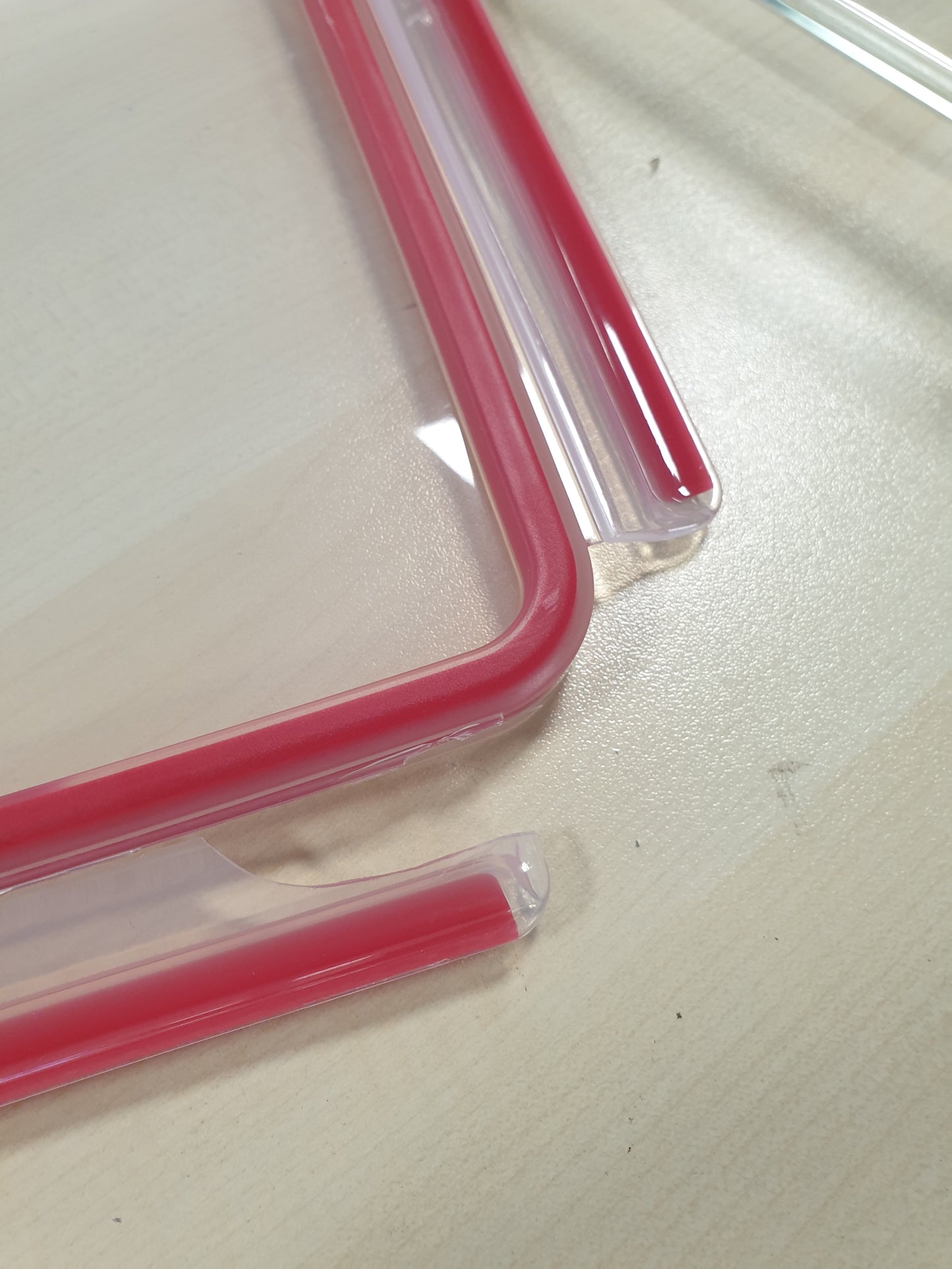 196269 - EMSA: Enë Drejtkëndëshe Qelqi për Ruajtjen e Ushqimit Clip & Close, 2L, 100% e Papërshkueshme nga Rrjedhjet, në Ngjyrë të Kuqe Transparente, e Sigurt për Lavastovilje, Frigorifer, Furrë dhe Mikrovalë, Kode: N10411