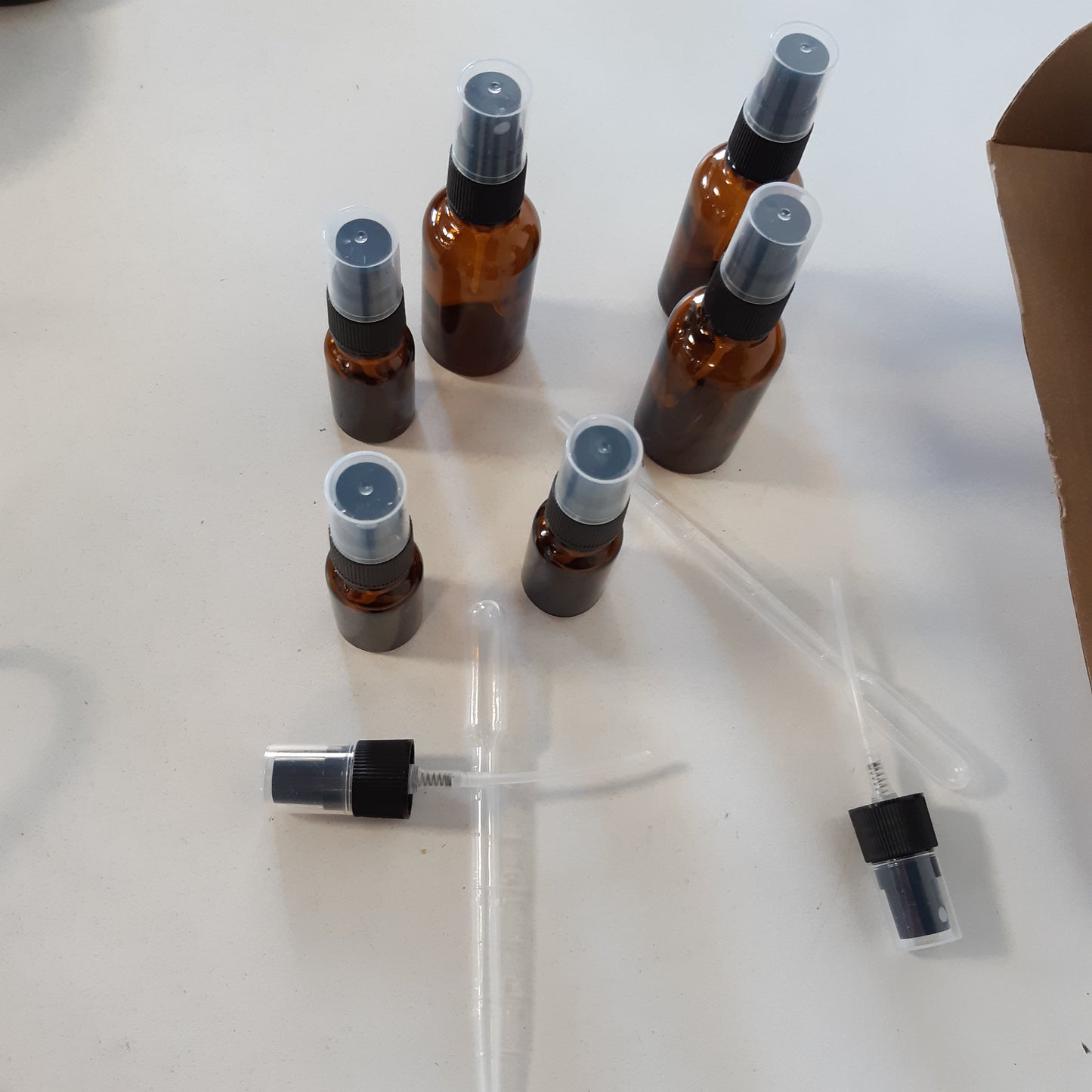 264133 - JULMELON - Shishe Sprej Qelqi Qelibar me 10 Pjesë, 10ml, 30ml, 50ml - Shishe të Vogla Qelqi Sprej me Pikatorë, Difuzues Parfumi të Ripërdorshëm për Ujë, Vajra, Parfume, Kozmetikë, Udhëtim